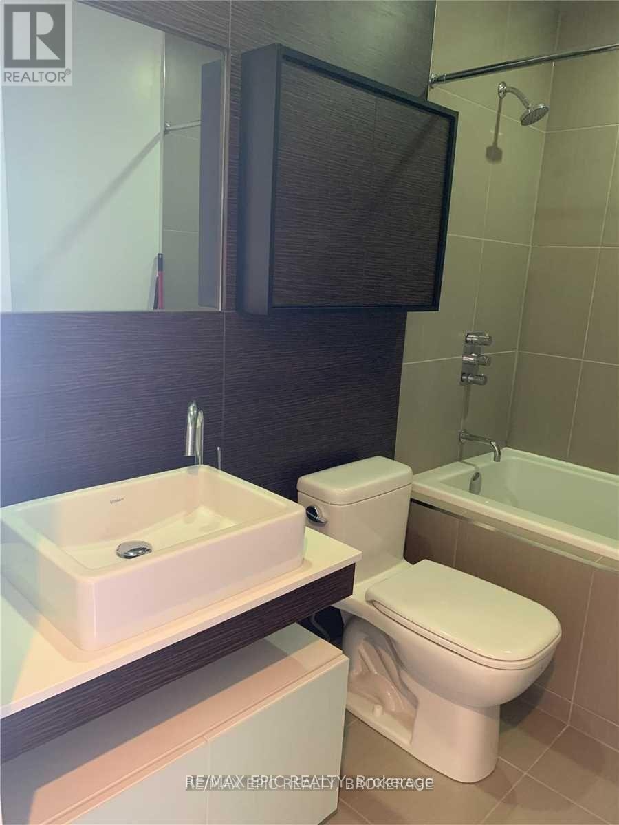 2703 - 75 St Nicholas Street, Toronto, ON - Indoor Photo Showing Bathroom