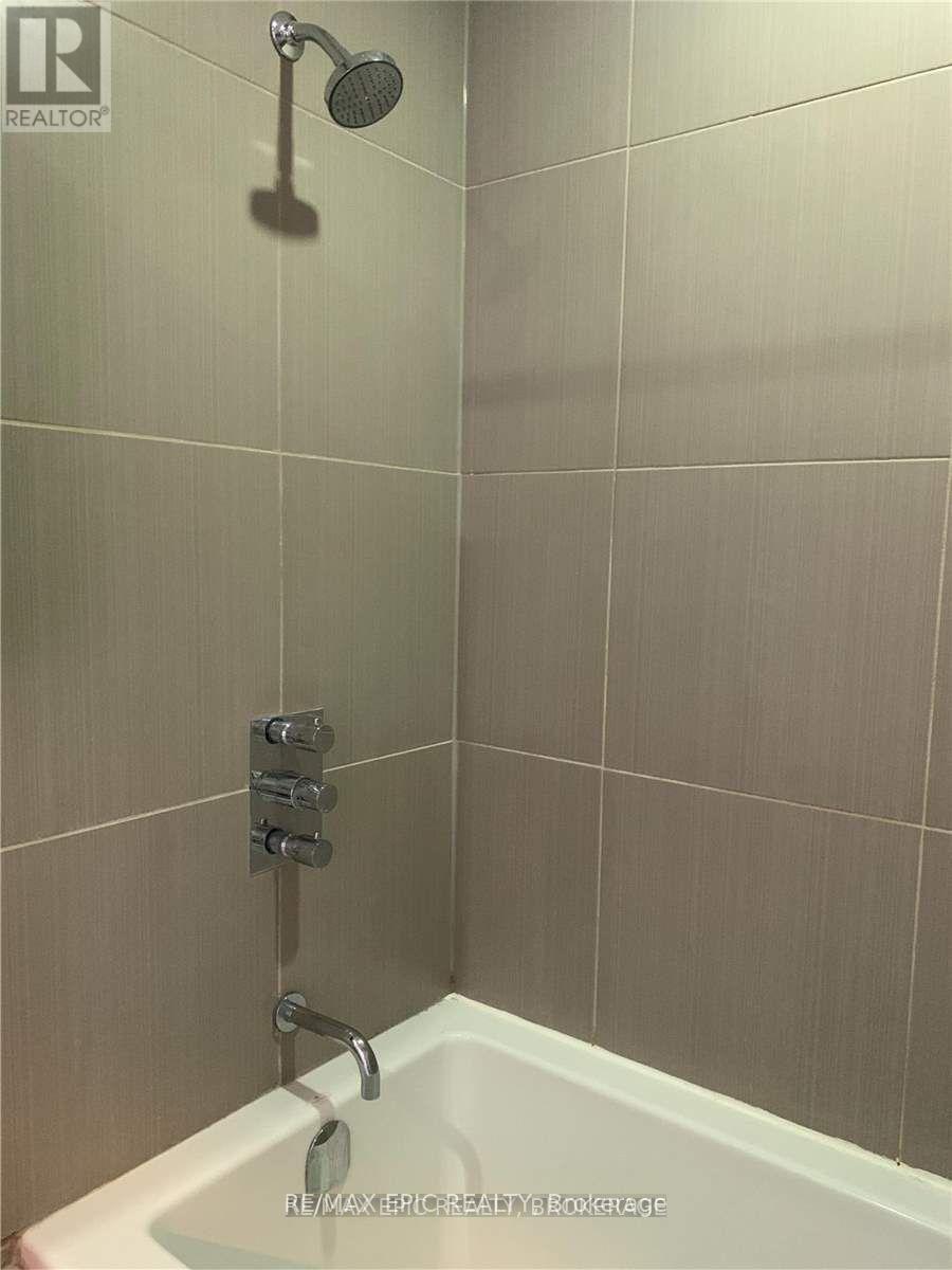 2703 - 75 St Nicholas Street, Toronto, ON - Indoor Photo Showing Bathroom