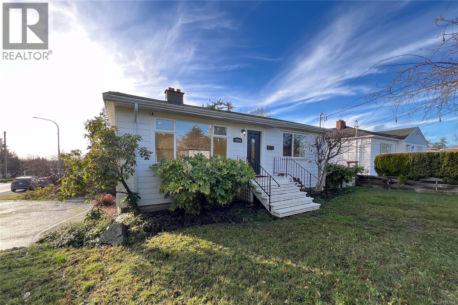 3876 Carey Rd, Saanich, BC - Outdoor