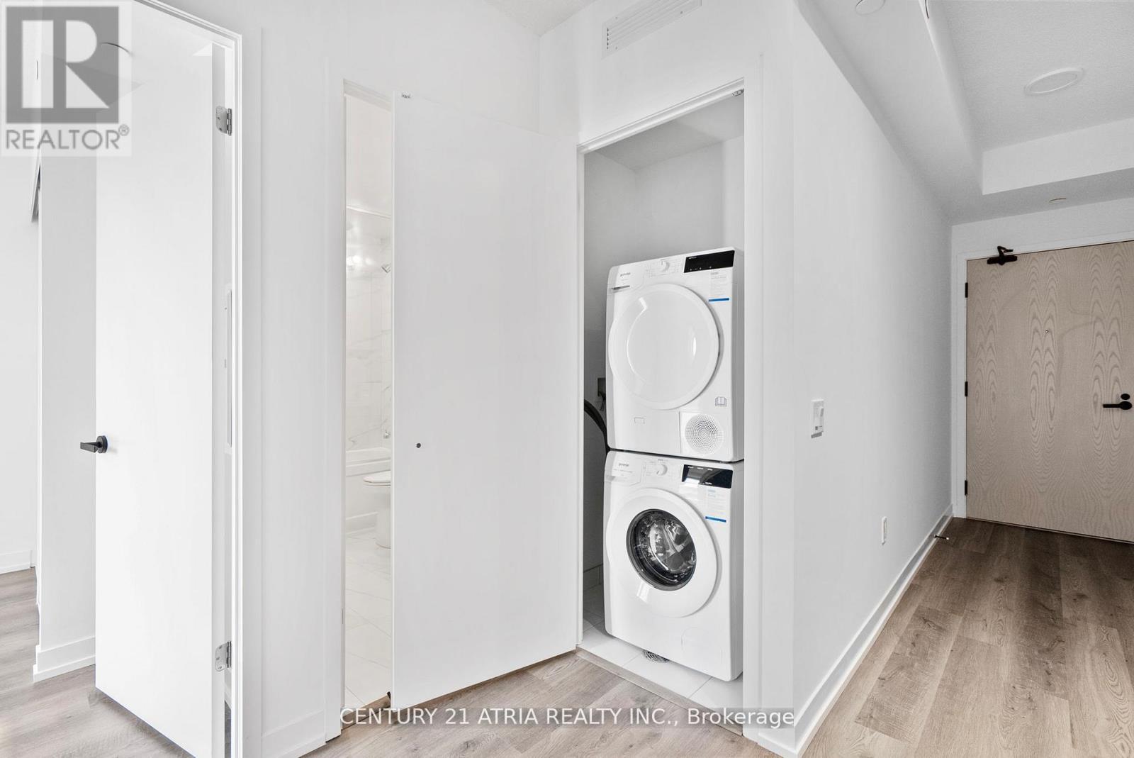 4702 - 195 Commerce Street, Vaughan, ON - Indoor Photo Showing Laundry Room
