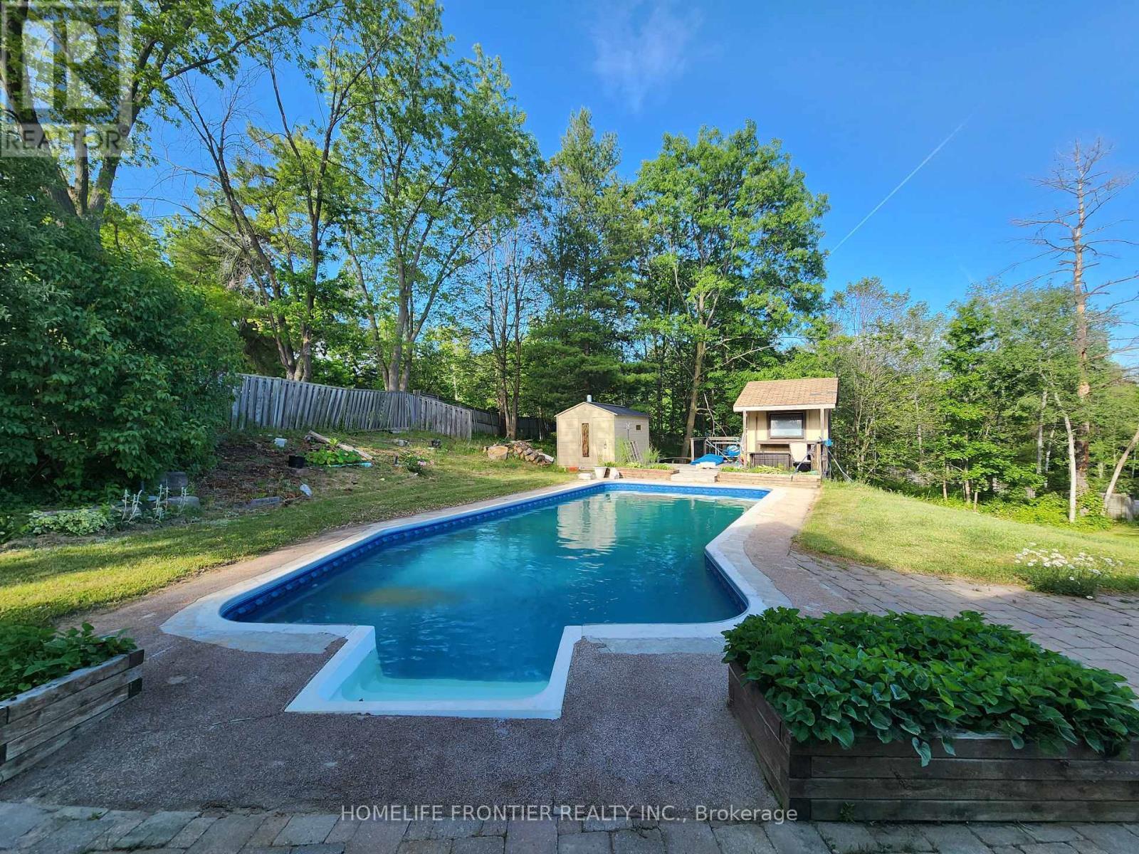 3 Mandalane Drive, King, ON - Outdoor With In Ground Pool With Backyard