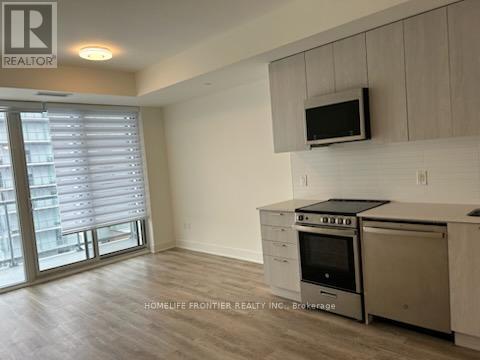 911 - 185 Deerfield Road, Newmarket, ON - Indoor Photo Showing Kitchen