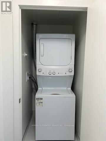 911 - 185 Deerfield Road, Newmarket, ON - Indoor Photo Showing Laundry Room