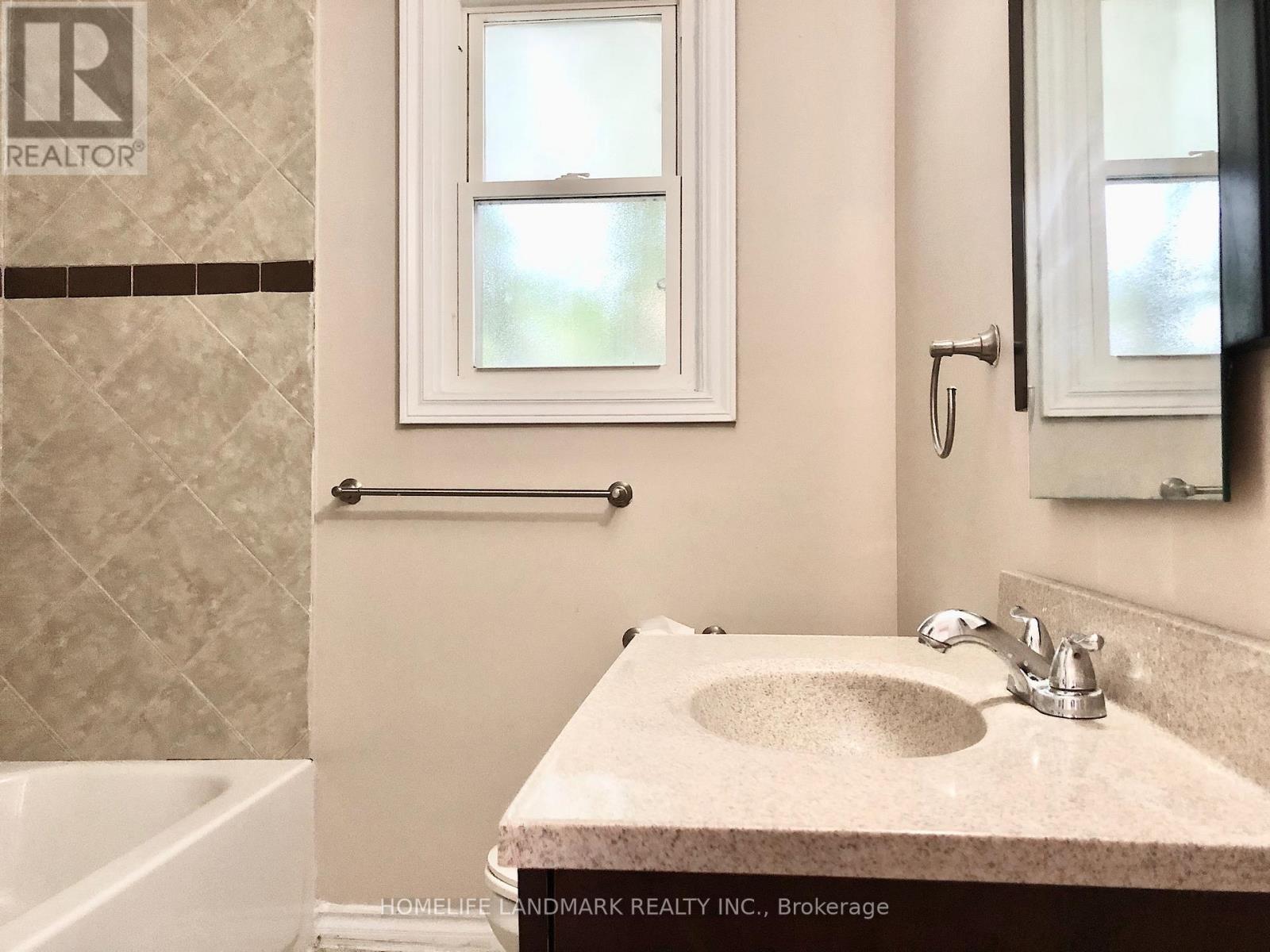 Main - 529 Third Line, Oakville, ON - Indoor Photo Showing Bathroom