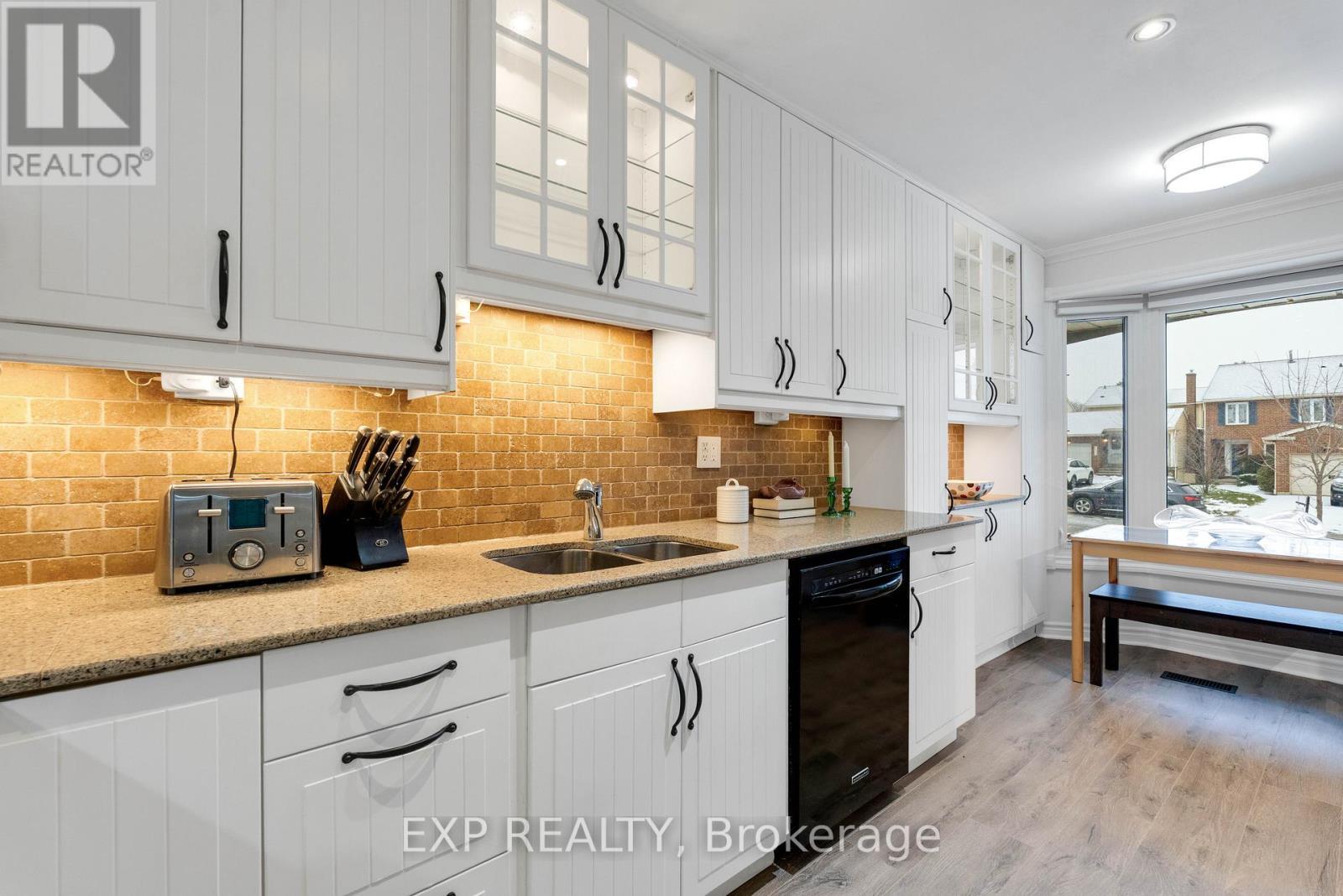4208 Stonemason Crescent, Mississauga, ON - Indoor Photo Showing Kitchen With Double Sink