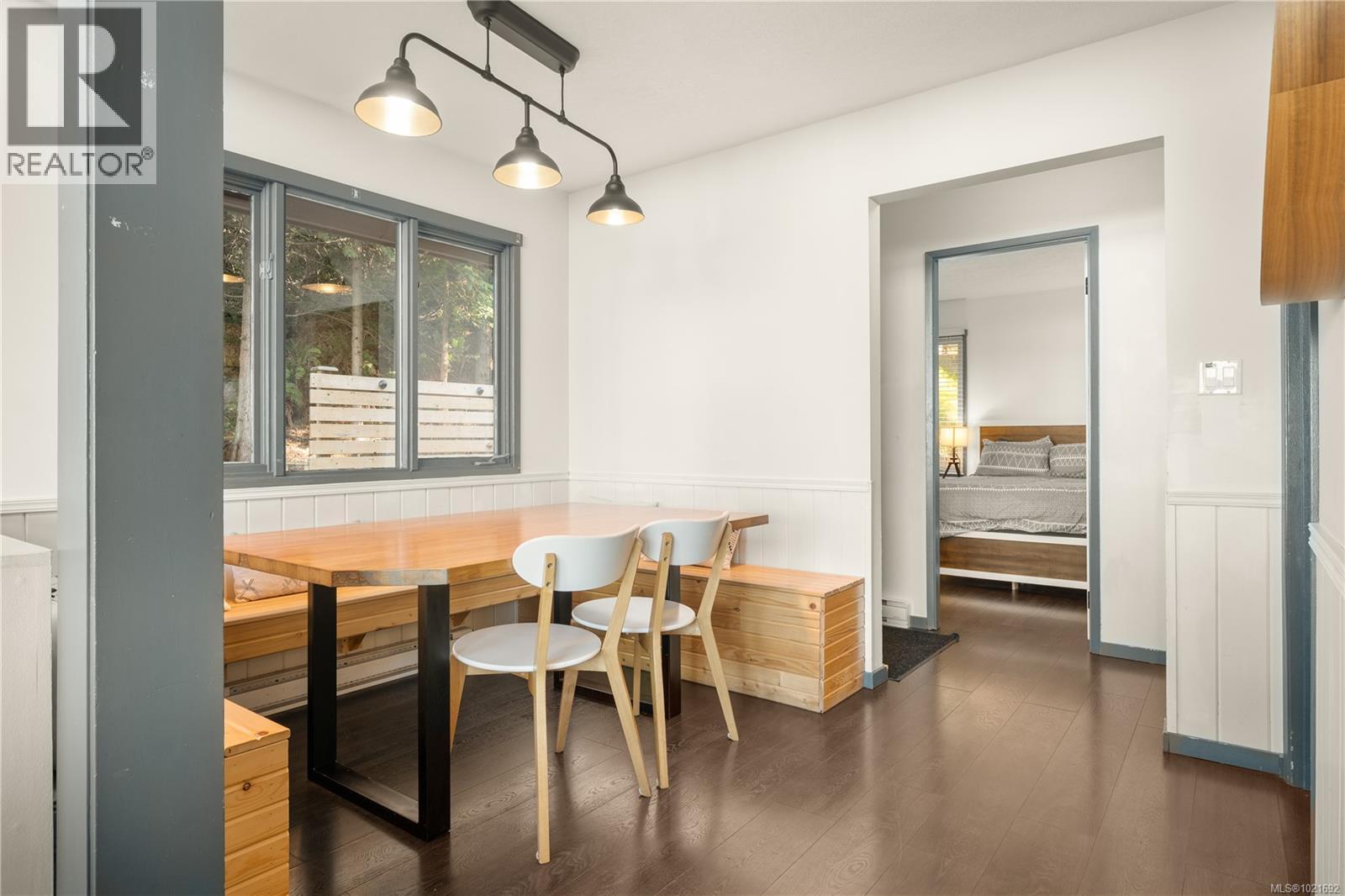 5030 Lost Lake Rd, Nanaimo, BC - Indoor Photo Showing Dining Room