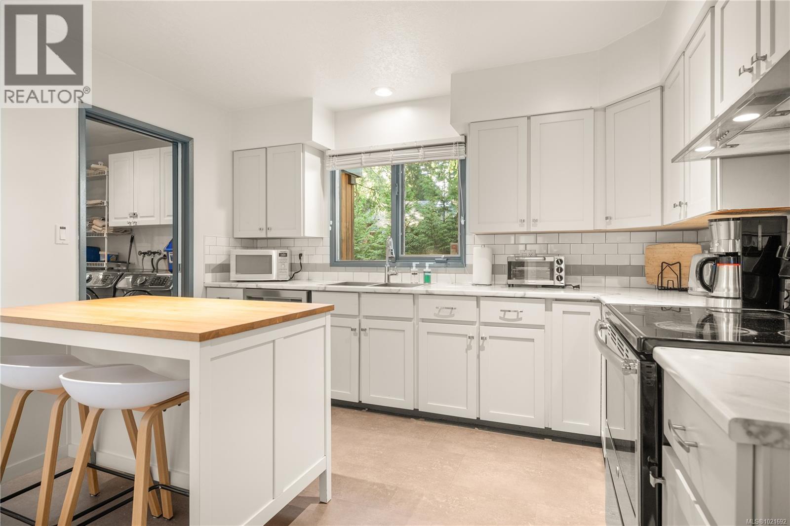 5030 Lost Lake Rd, Nanaimo, BC - Indoor Photo Showing Kitchen