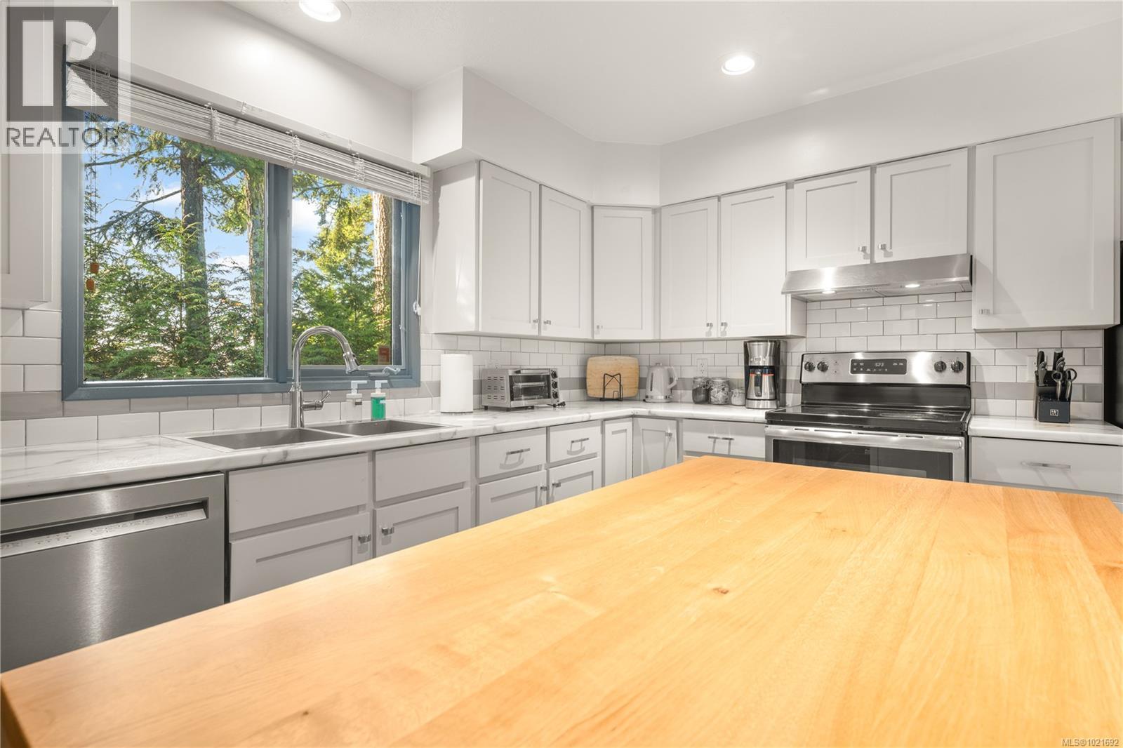 5030 Lost Lake Rd, Nanaimo, BC - Indoor Photo Showing Kitchen