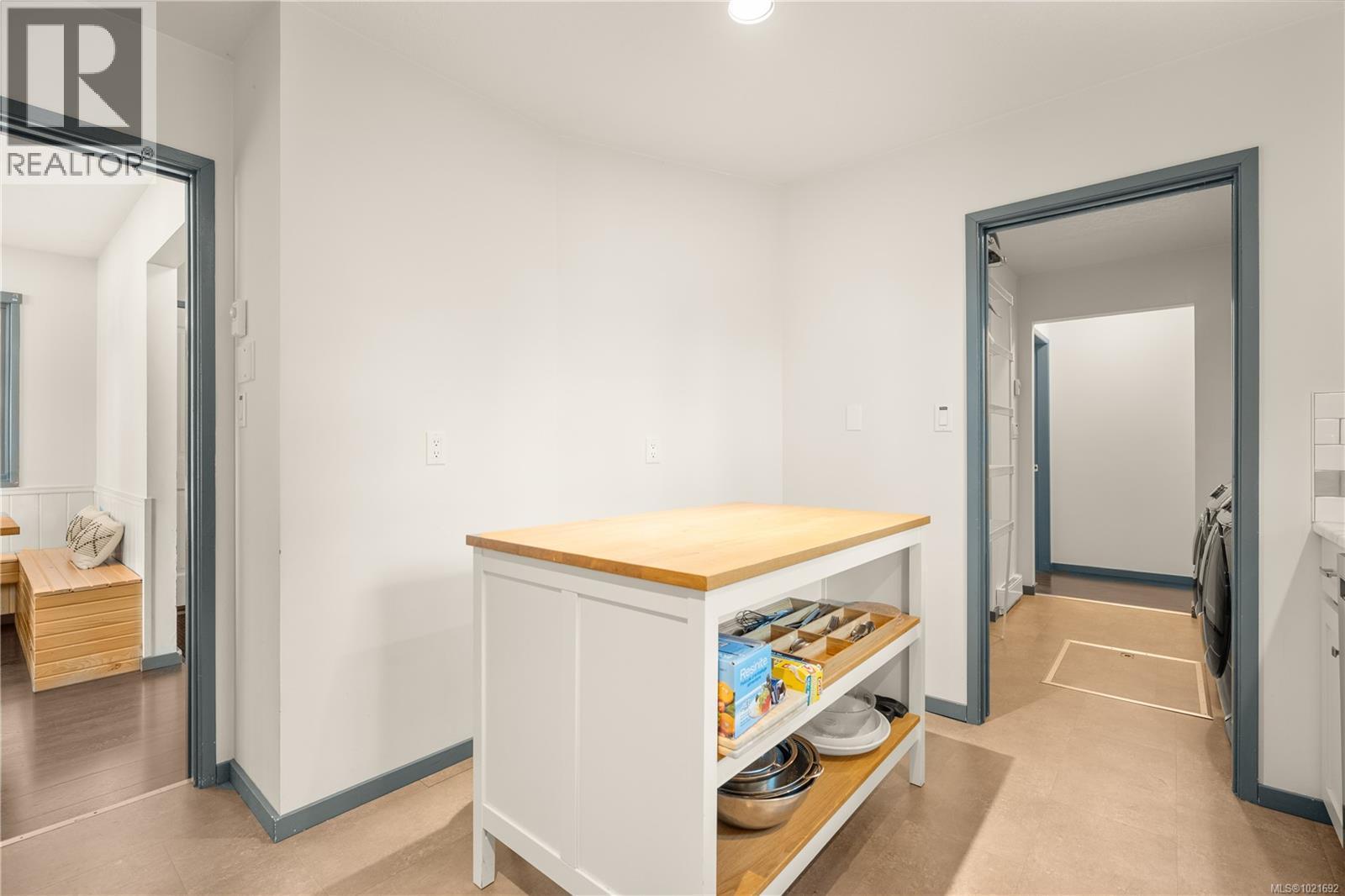 5030 Lost Lake Rd, Nanaimo, BC - Indoor Photo Showing Other Room