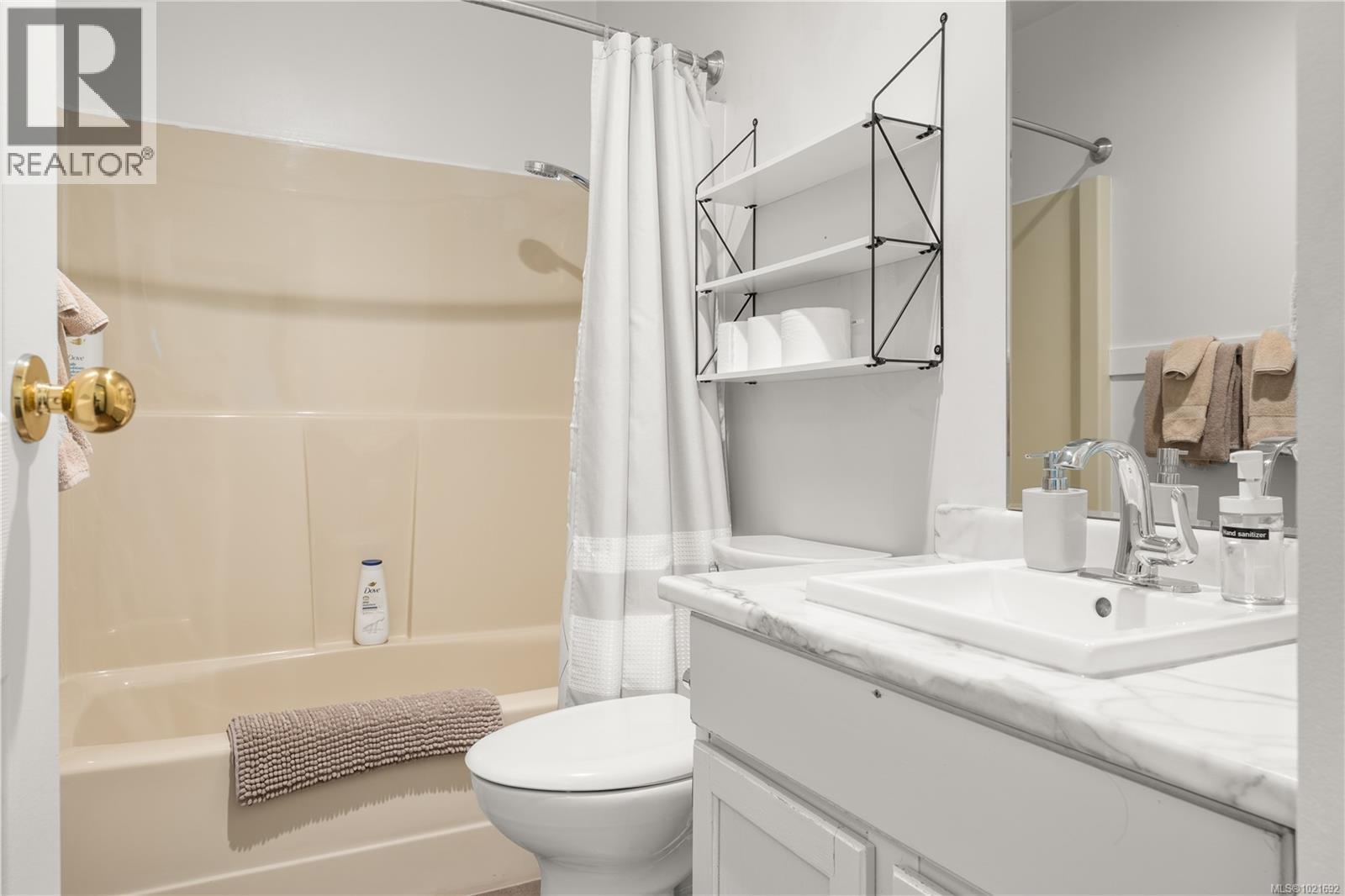 5030 Lost Lake Rd, Nanaimo, BC - Indoor Photo Showing Bathroom