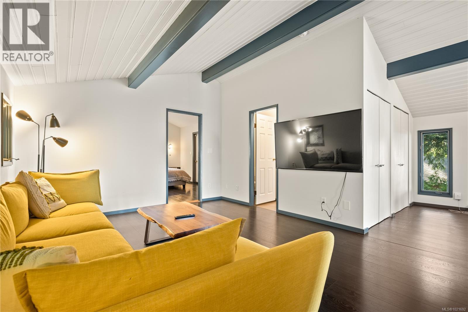 5030 Lost Lake Rd, Nanaimo, BC - Indoor Photo Showing Living Room