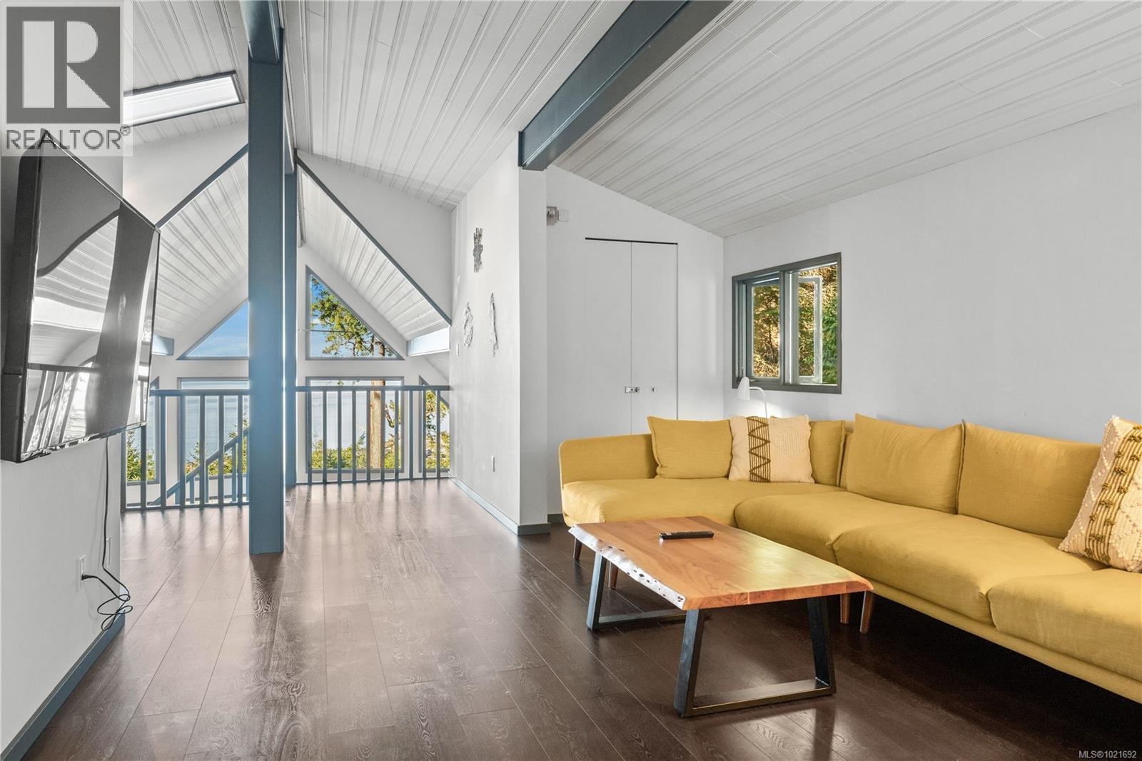 5030 Lost Lake Rd, Nanaimo, BC - Indoor Photo Showing Living Room