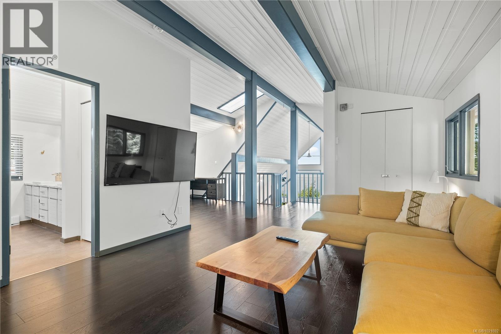 5030 Lost Lake Rd, Nanaimo, BC - Indoor Photo Showing Living Room