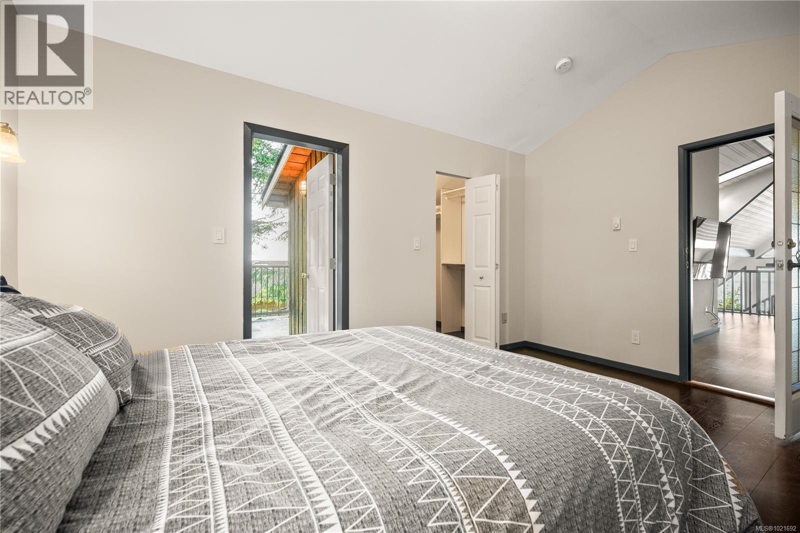 5030 Lost Lake Rd, Nanaimo, BC - Indoor Photo Showing Bedroom