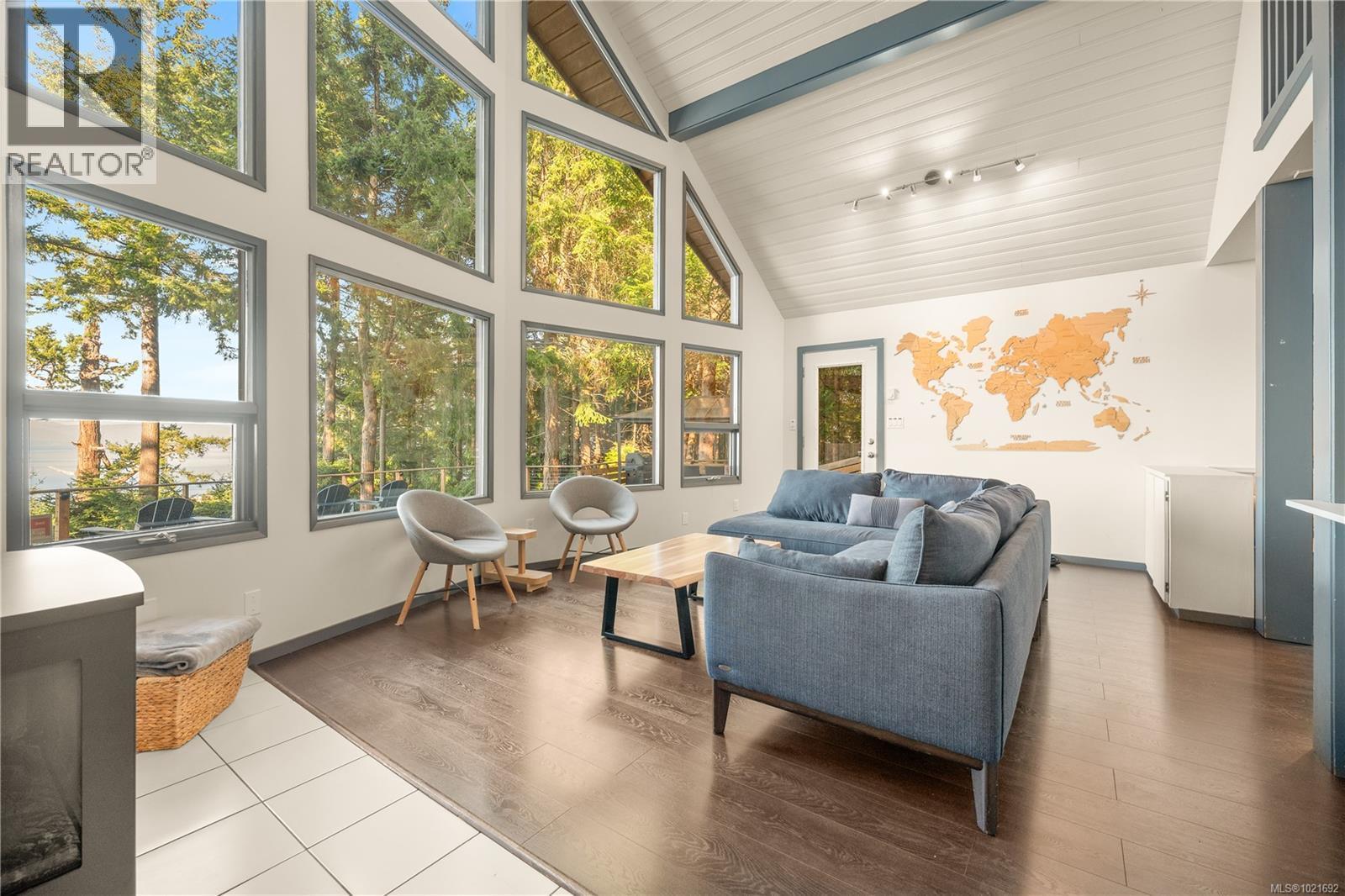 5030 Lost Lake Rd, Nanaimo, BC - Indoor