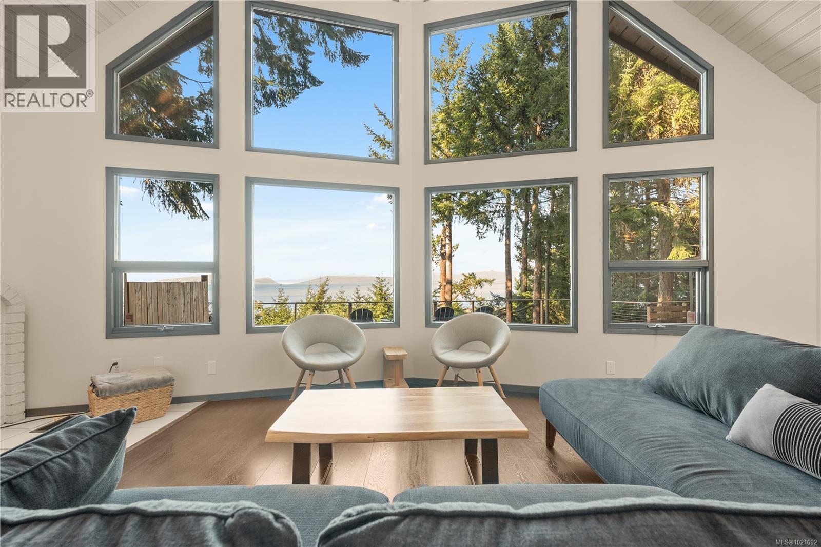 5030 Lost Lake Rd, Nanaimo, BC - Indoor