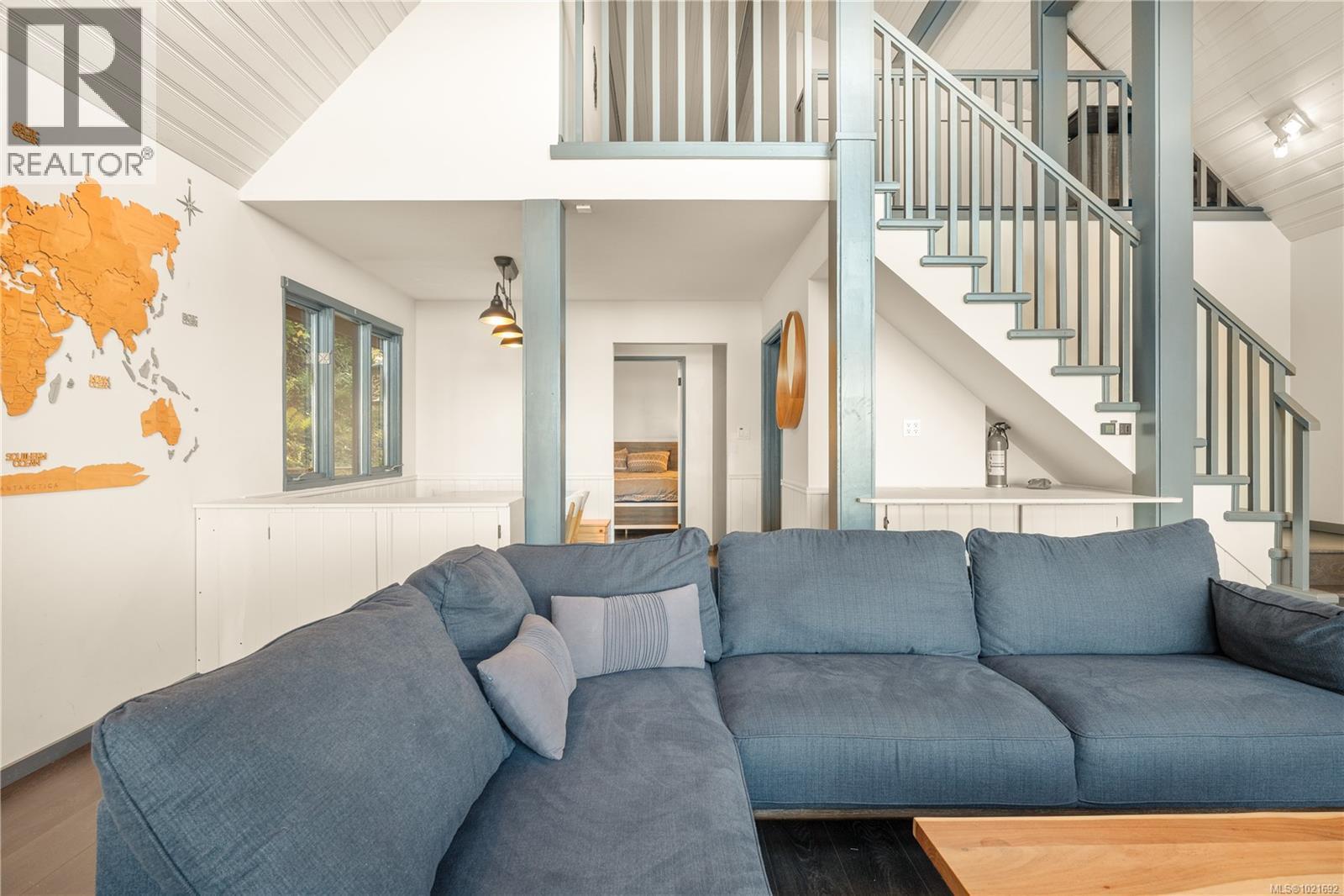 5030 Lost Lake Rd, Nanaimo, BC - Indoor Photo Showing Living Room