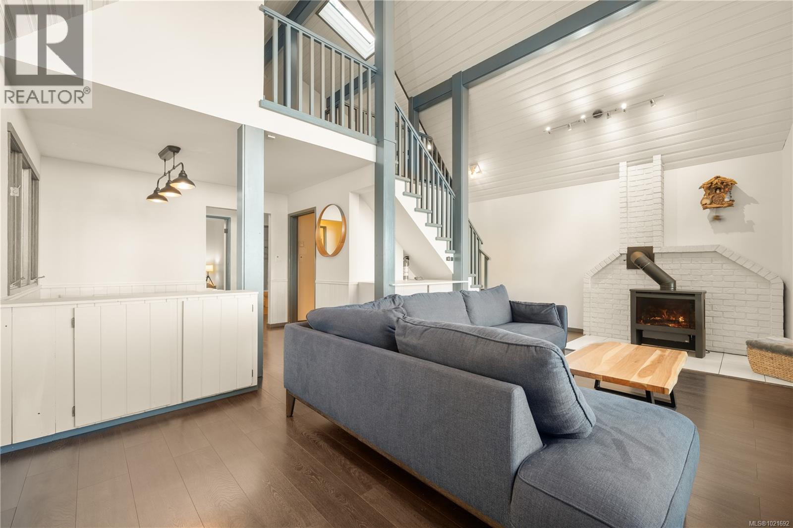 5030 Lost Lake Rd, Nanaimo, BC - Indoor Photo Showing Living Room With Fireplace