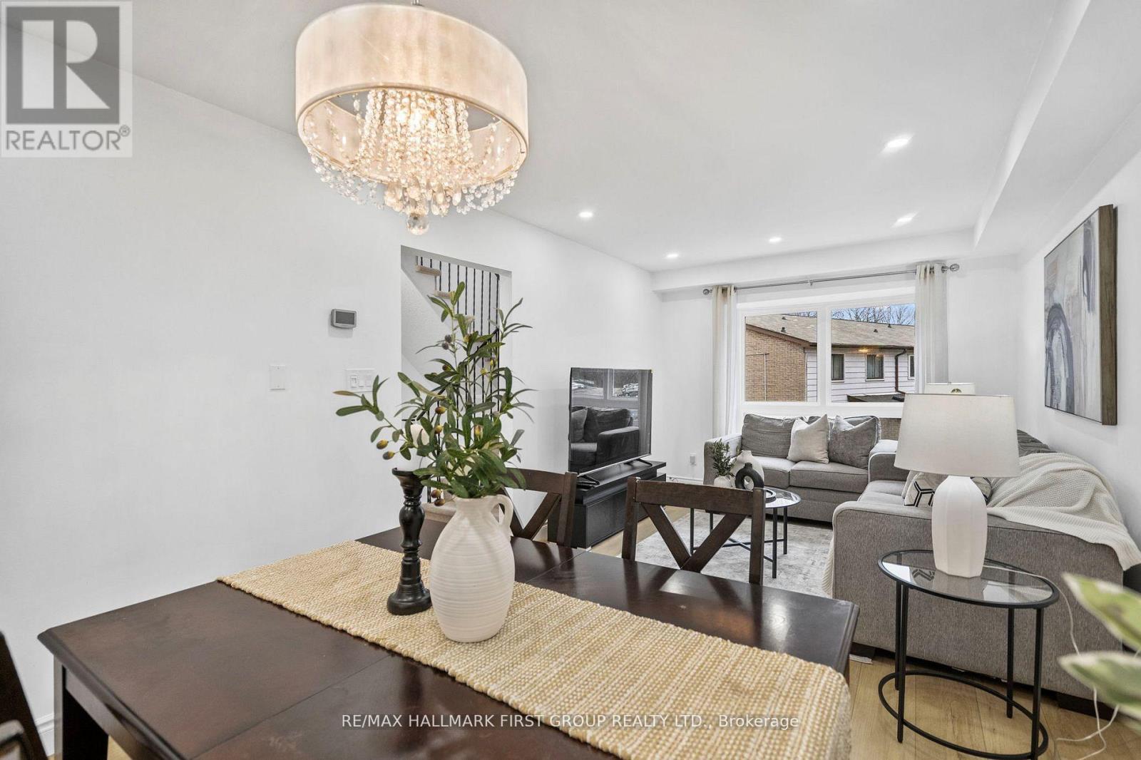 7 - 350 Camelot Court, Oshawa, ON - Indoor Photo Showing Dining Room