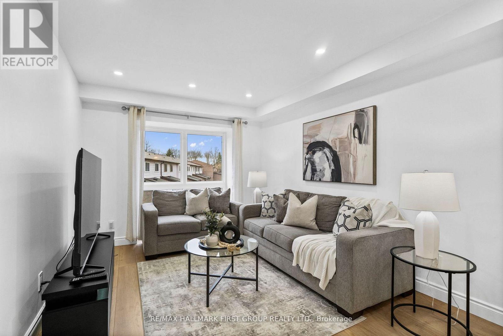 7 - 350 Camelot Court, Oshawa, ON - Indoor Photo Showing Living Room