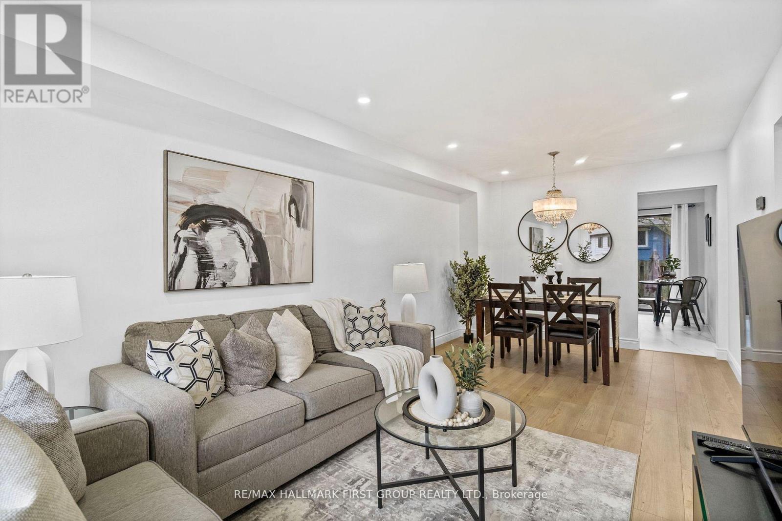 7 - 350 Camelot Court, Oshawa, ON - Indoor Photo Showing Living Room