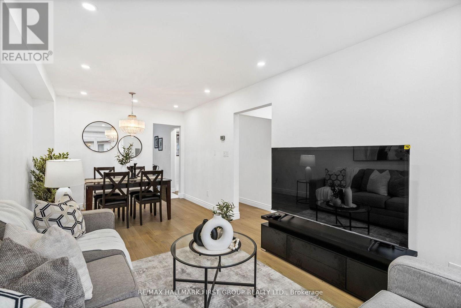7 - 350 Camelot Court, Oshawa, ON - Indoor Photo Showing Living Room