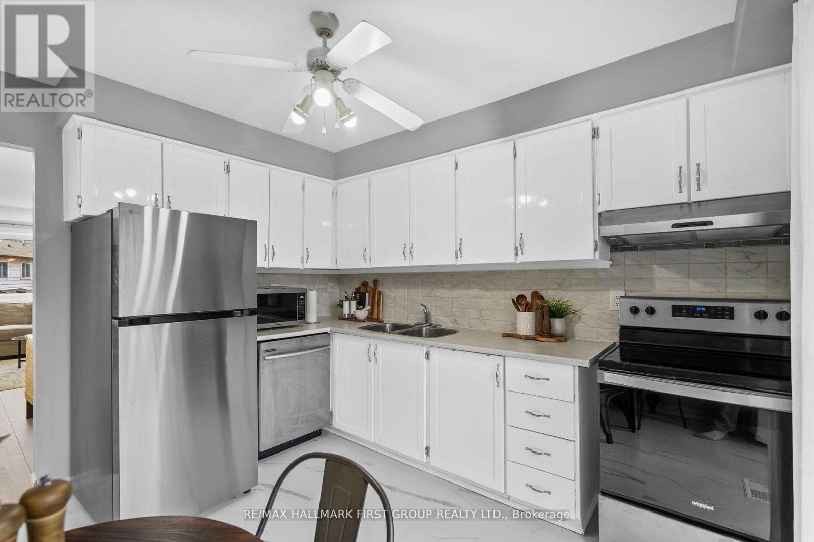 7 - 350 Camelot Court, Oshawa, ON - Indoor Photo Showing Kitchen With Double Sink