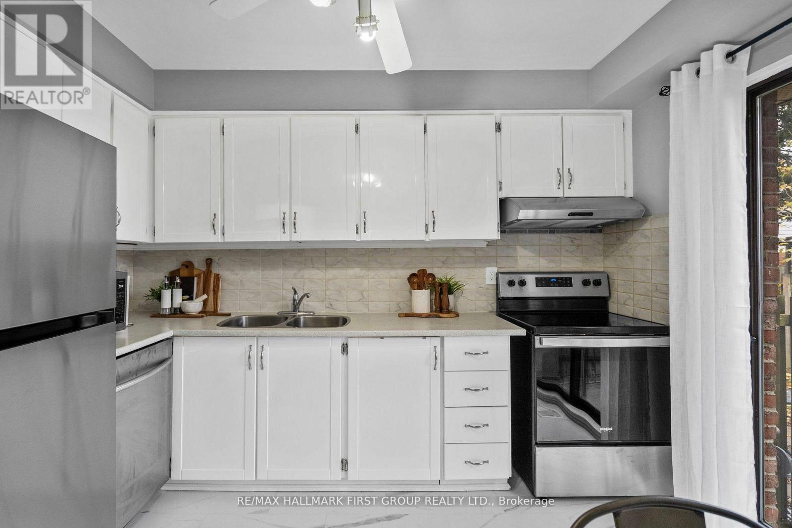 7 - 350 Camelot Court, Oshawa, ON - Indoor Photo Showing Kitchen With Double Sink