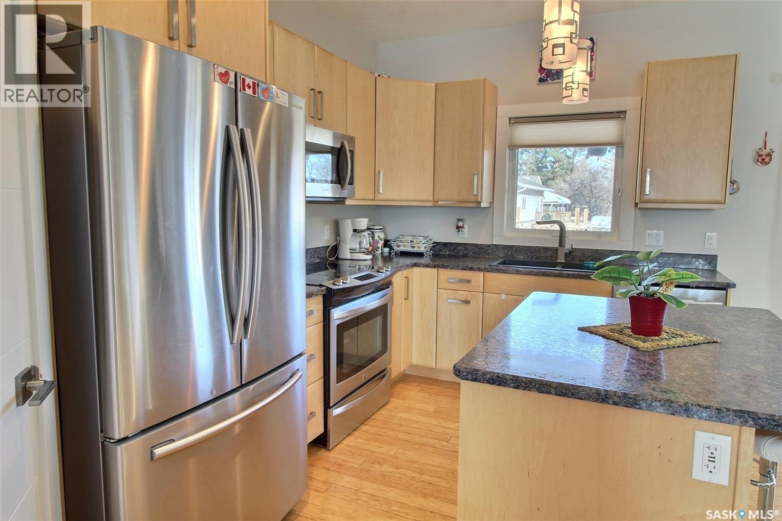 857 Madsen Place, Prince Albert, SK - Indoor Photo Showing Kitchen