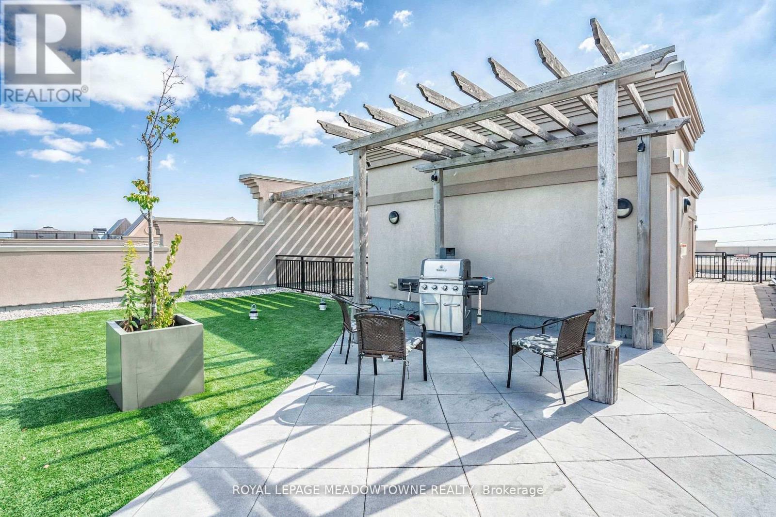 323 - 5317 Upper Middle Road, Burlington, ON - Outdoor With Deck Patio Veranda