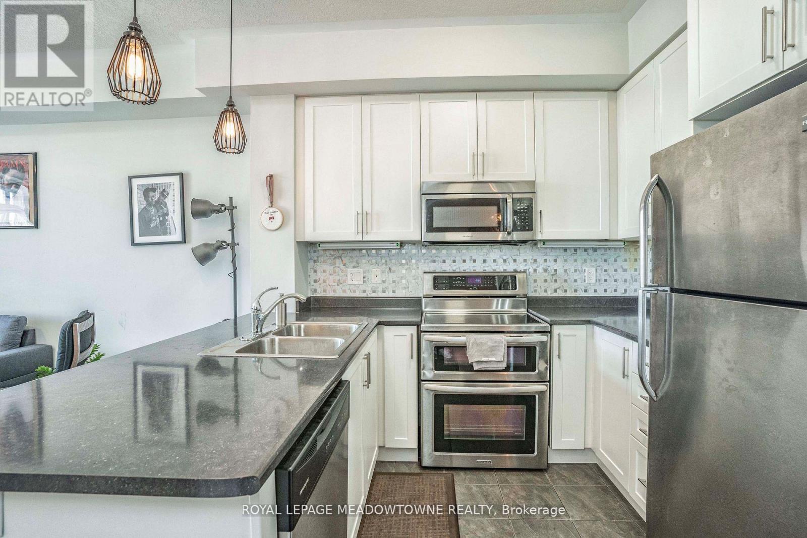323 - 5317 Upper Middle Road, Burlington, ON - Indoor Photo Showing Kitchen With Double Sink With Upgraded Kitchen