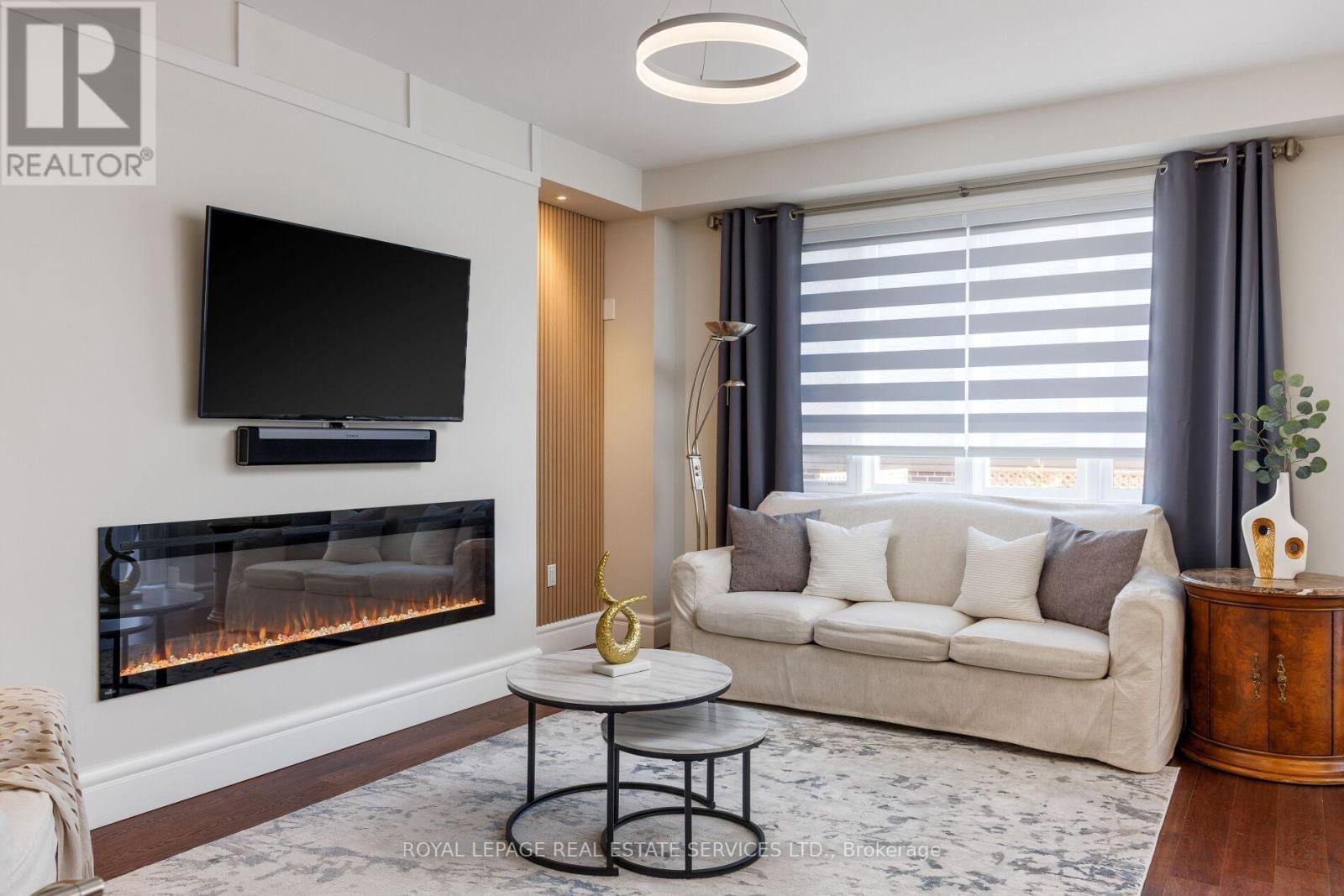4037 Stadelbauer Drive, Lincoln, ON - Indoor Photo Showing Living Room With Fireplace