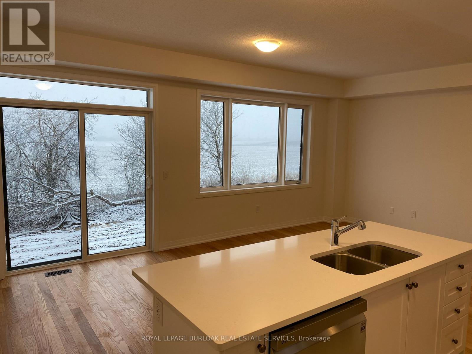 70 Freedom Crescent, Hamilton, ON - Indoor Photo Showing Kitchen With Double Sink