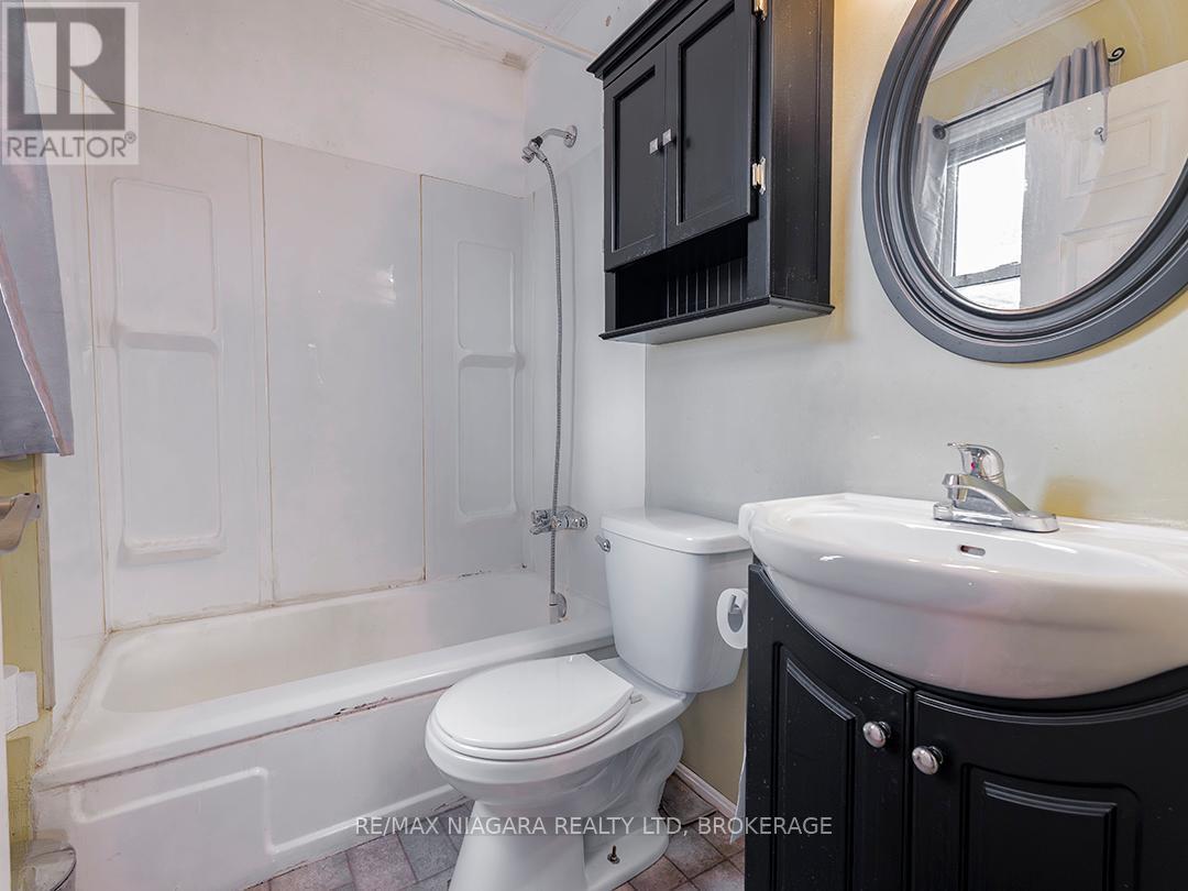 31959 Feeder Road, Wainfleet (Marshville/Winger), ON - Indoor Photo Showing Bathroom