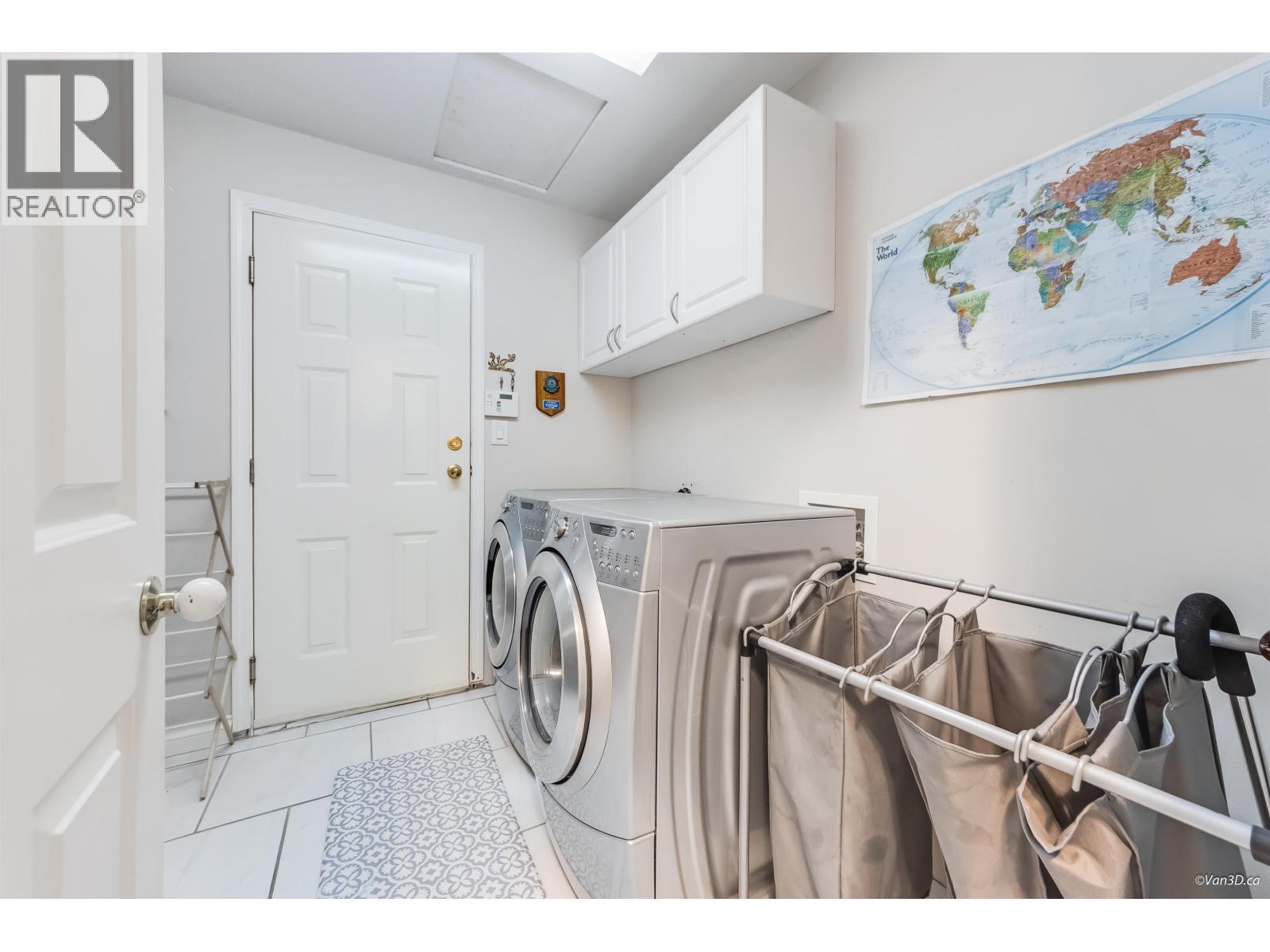 12409 204B Street, Maple Ridge, BC - Indoor Photo Showing Laundry Room