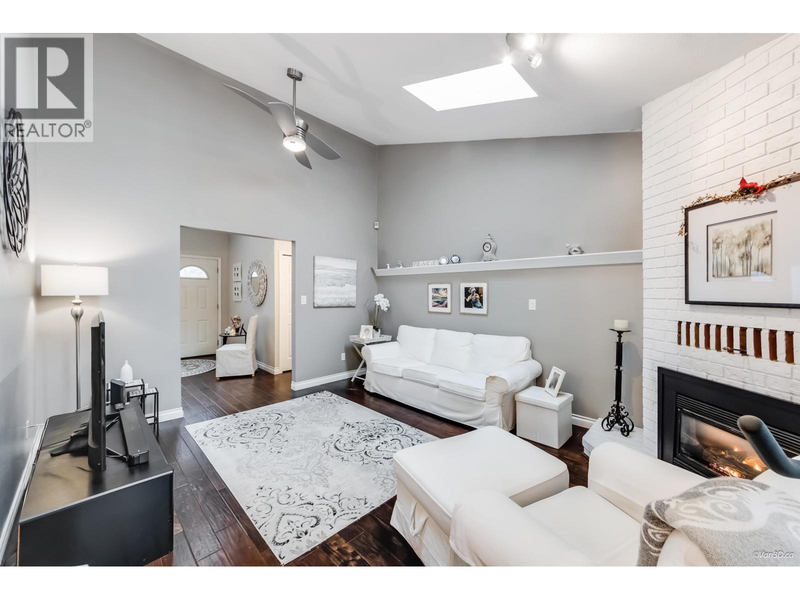 12409 204B Street, Maple Ridge, BC - Indoor With Fireplace