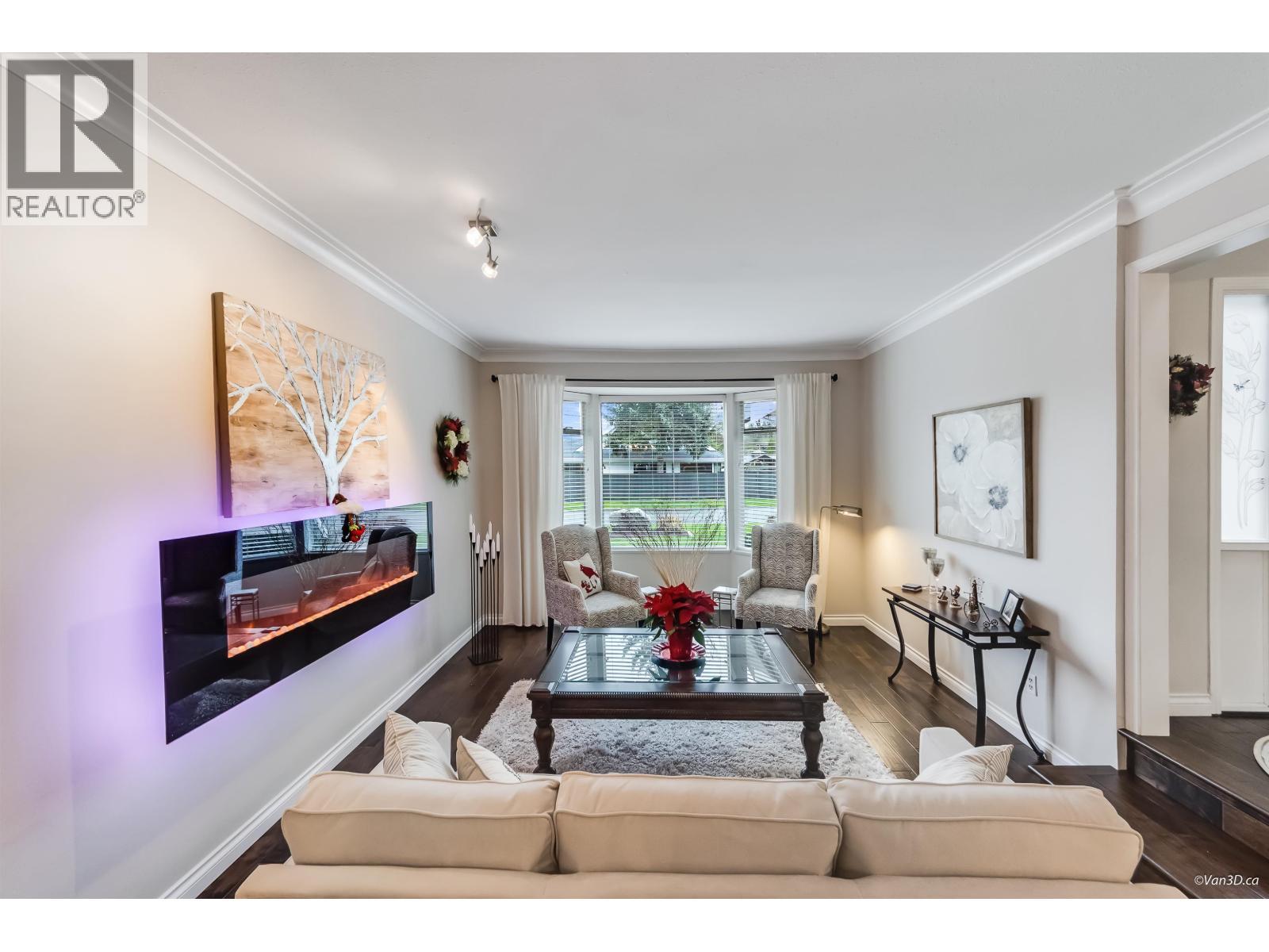 12409 204B Street, Maple Ridge, BC - Indoor Photo Showing Living Room