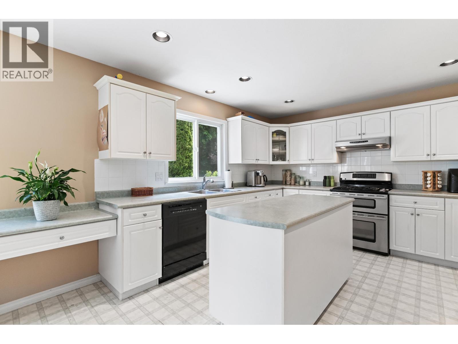 10610 238 Street, Maple Ridge, BC - Indoor Photo Showing Kitchen With Double Sink