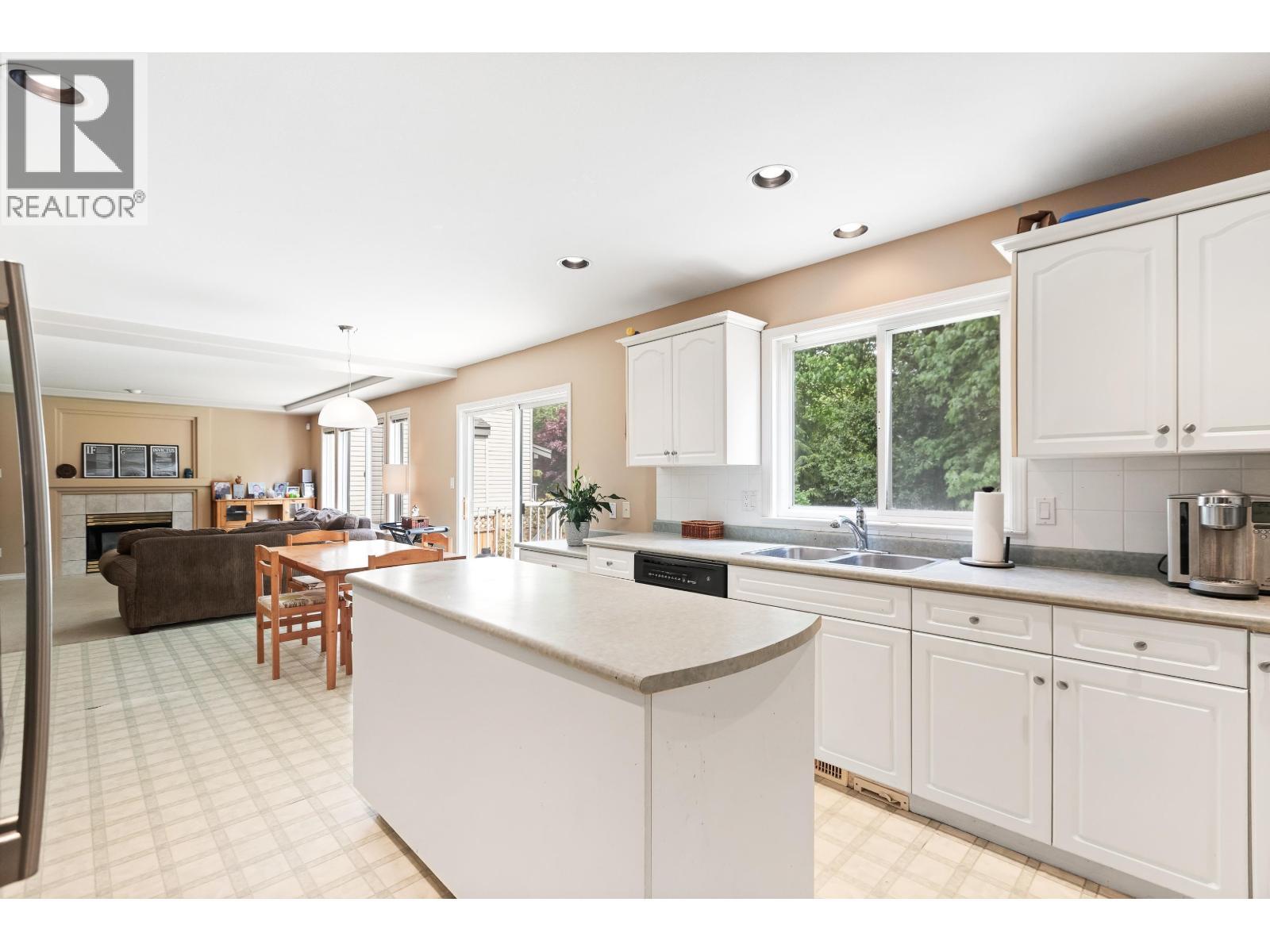 10610 238 Street, Maple Ridge, BC - Indoor Photo Showing Kitchen With Double Sink