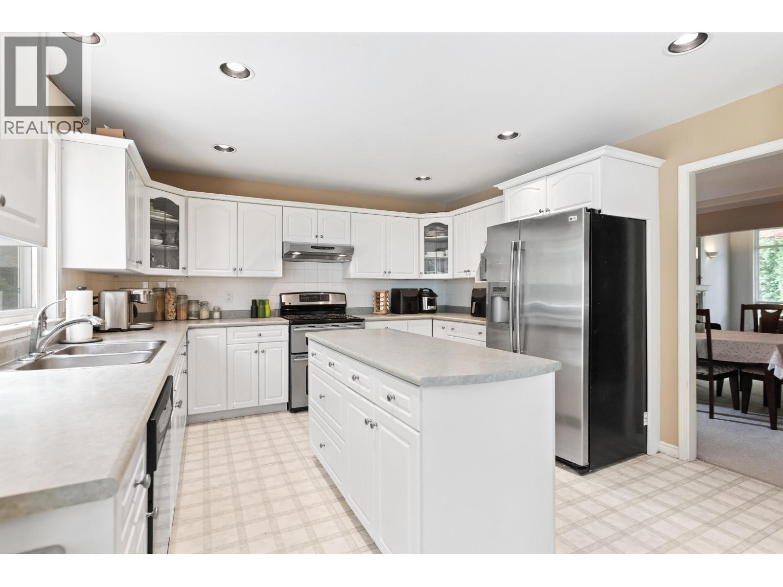 10610 238 Street, Maple Ridge, BC - Indoor Photo Showing Kitchen With Double Sink