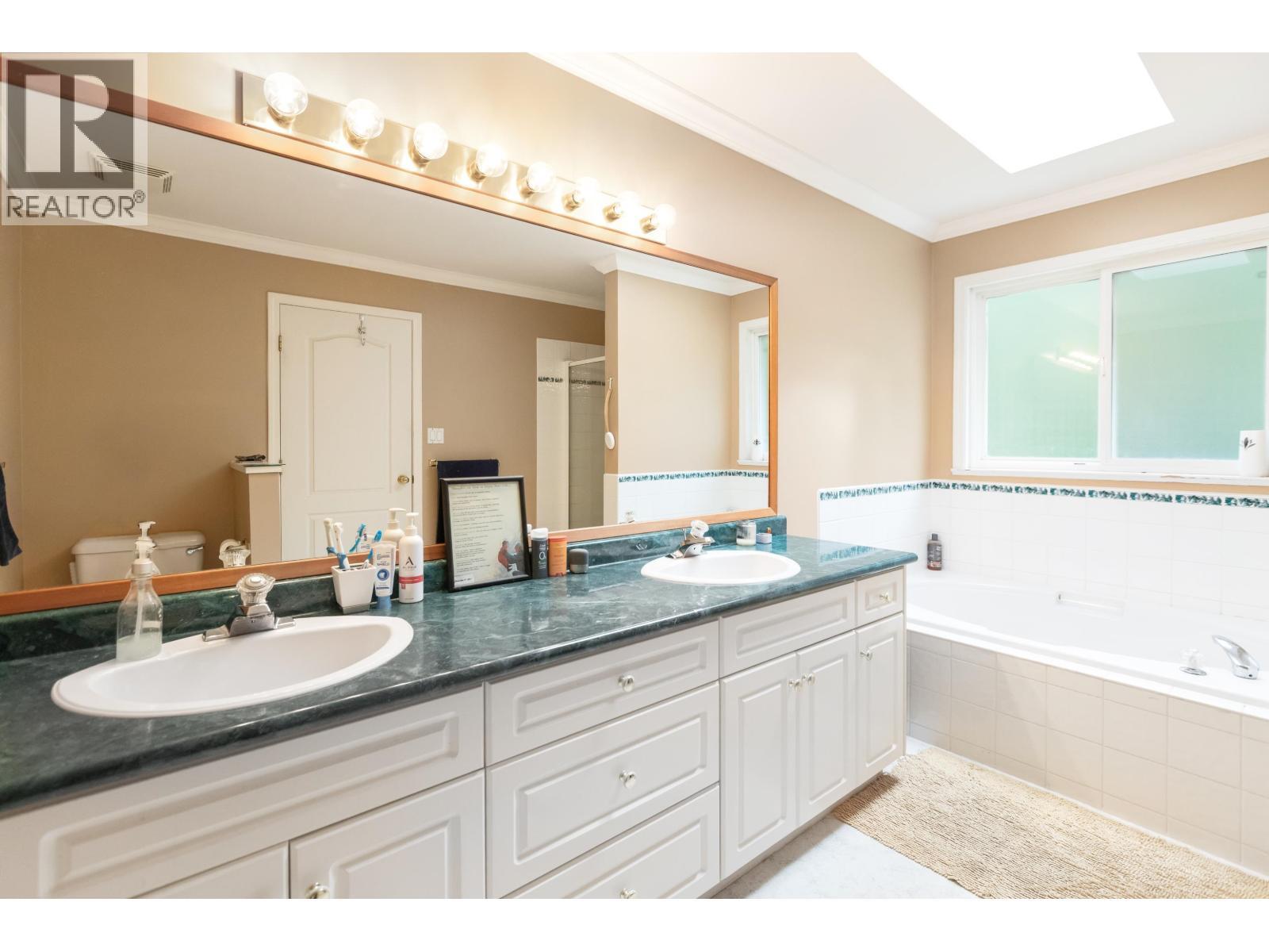 10610 238 Street, Maple Ridge, BC - Indoor Photo Showing Bathroom