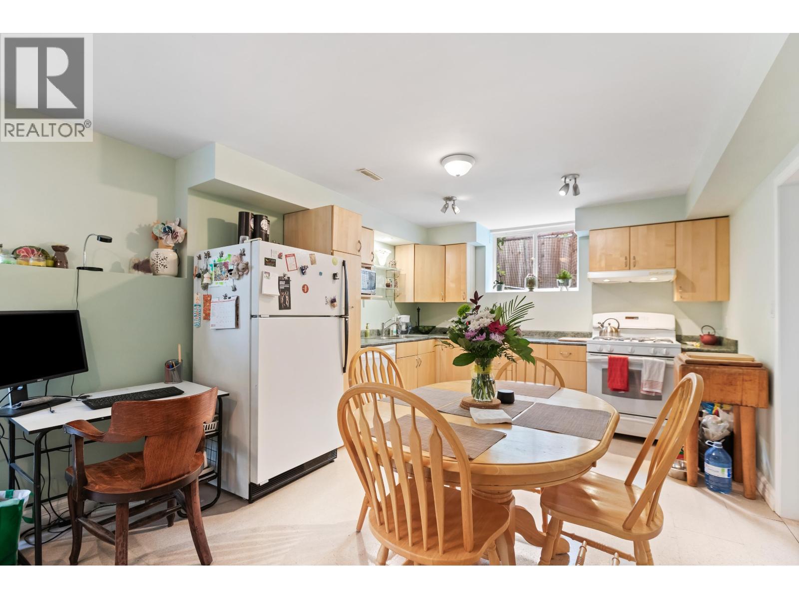 10610 238 Street, Maple Ridge, BC - Indoor Photo Showing Dining Room