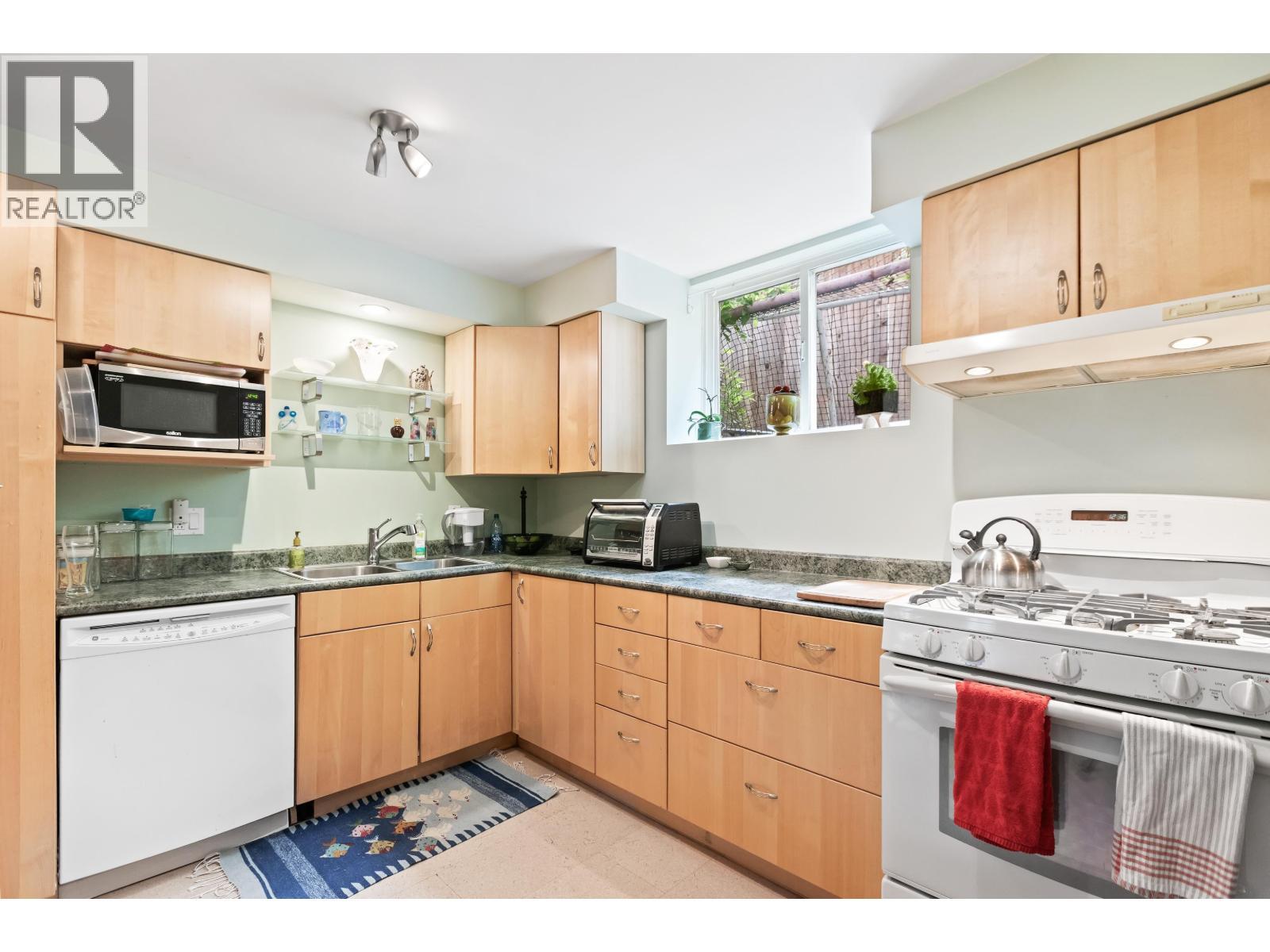 10610 238 Street, Maple Ridge, BC - Indoor Photo Showing Kitchen With Double Sink