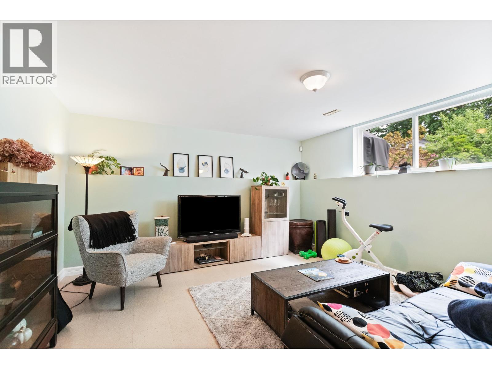 10610 238 Street, Maple Ridge, BC - Indoor Photo Showing Living Room With Fireplace