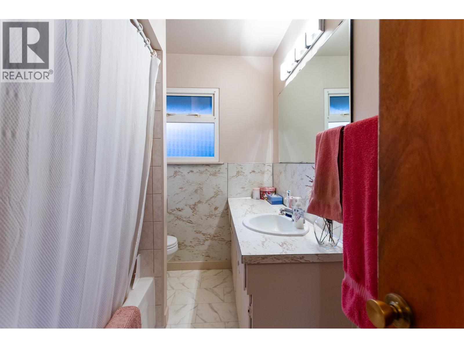 548 Amess Street, New Westminster, BC - Indoor Photo Showing Bathroom