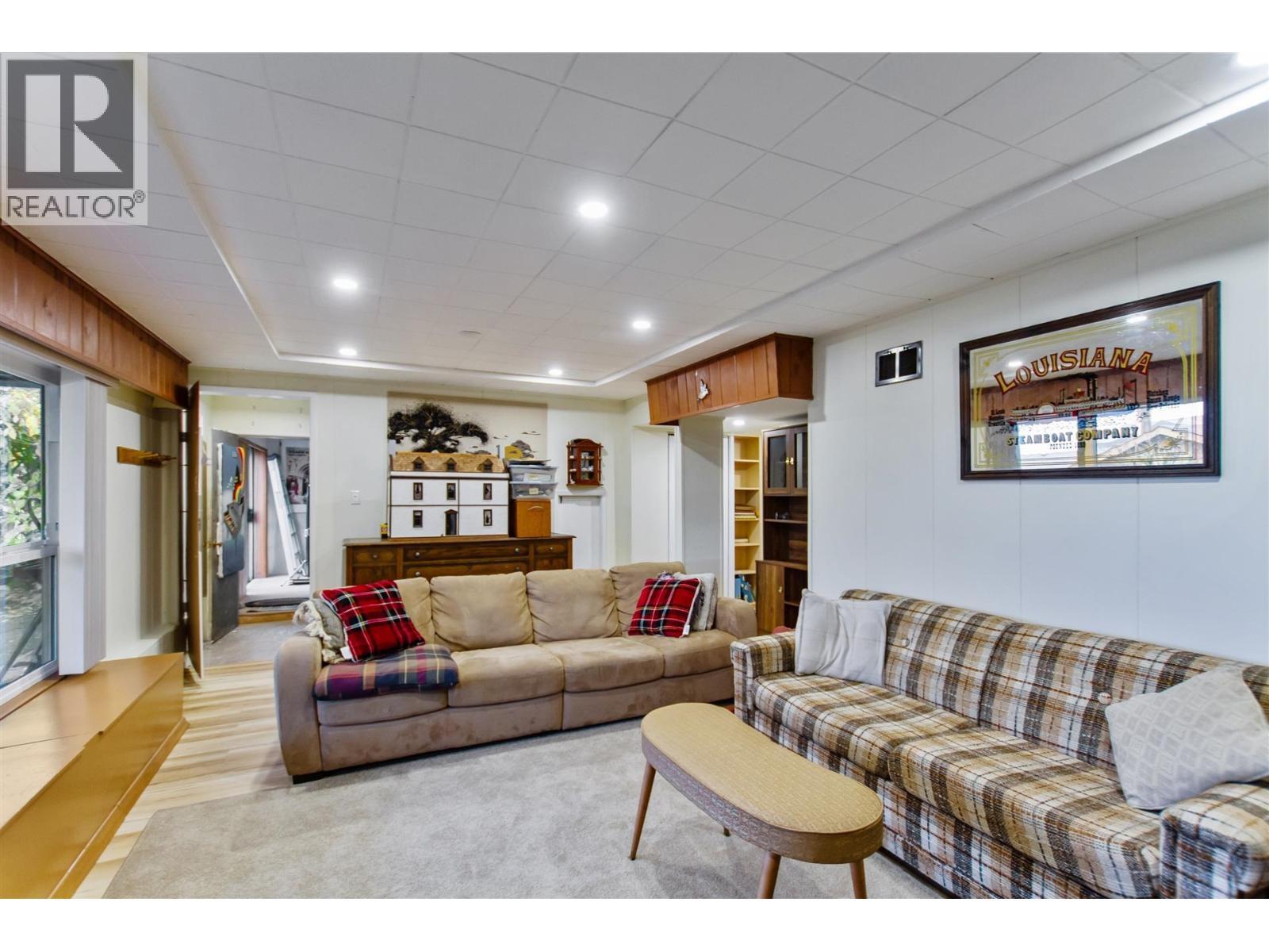 548 Amess Street, New Westminster, BC - Indoor Photo Showing Living Room