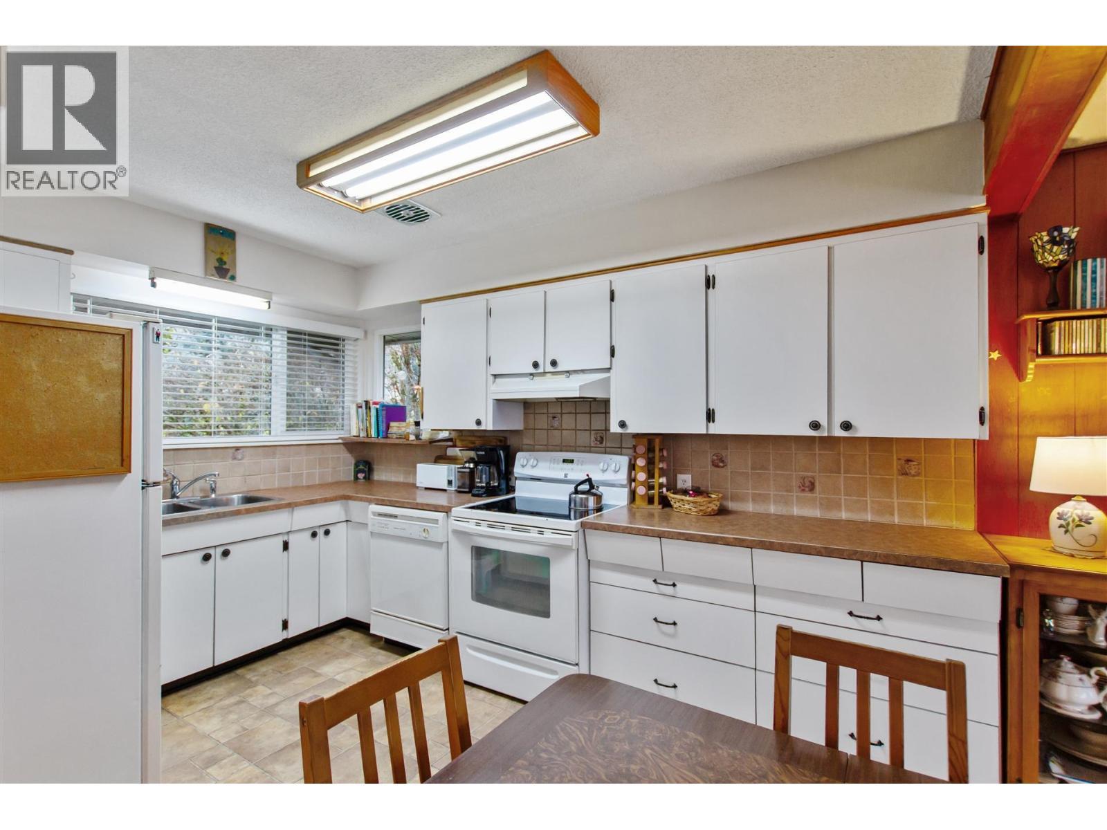 548 Amess Street, New Westminster, BC - Indoor Photo Showing Kitchen With Double Sink