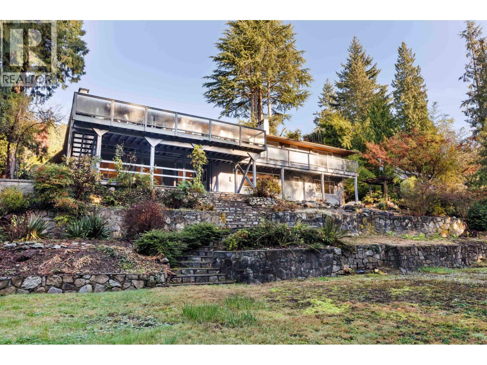 Basement 3062 Spencer Drive, West Vancouver, BC - Outdoor