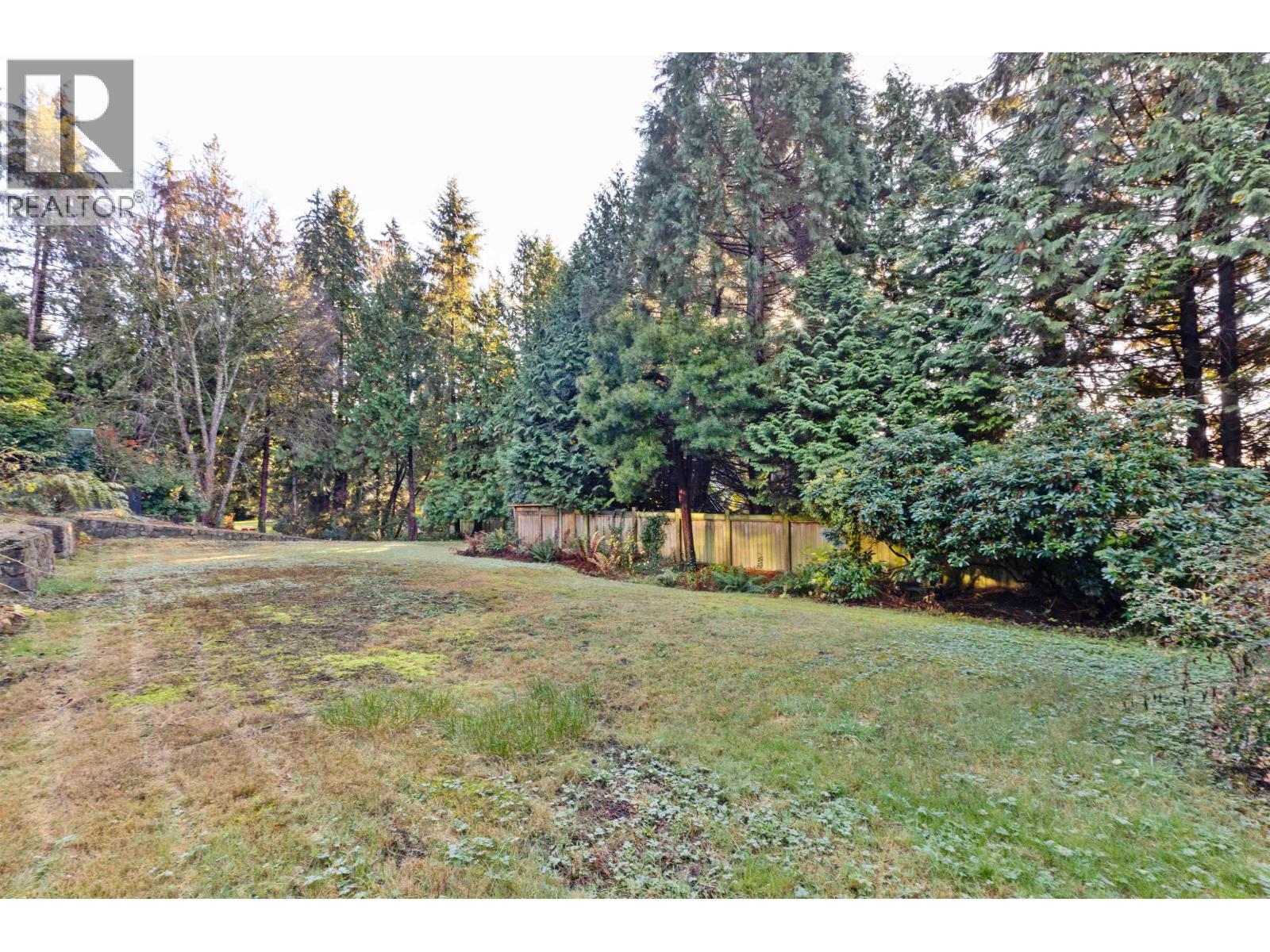 Basement 3062 Spencer Drive, West Vancouver, BC - Outdoor