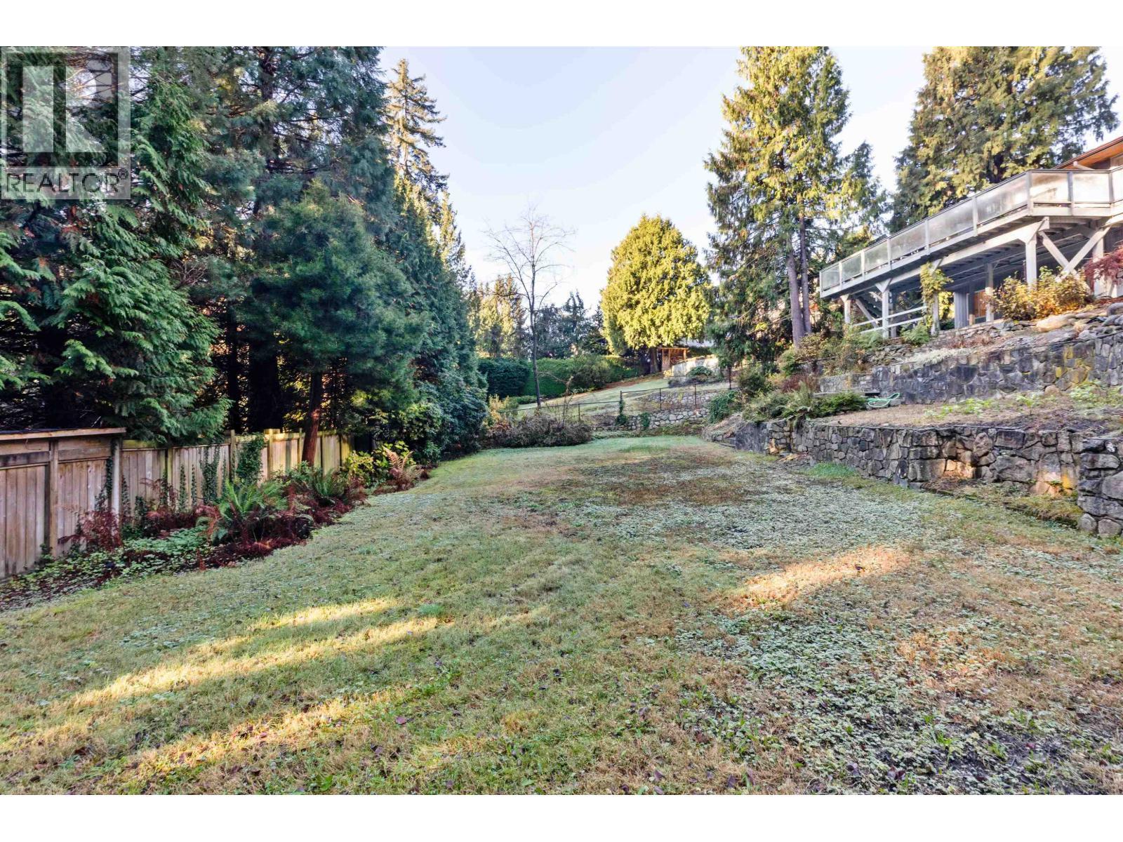 Basement 3062 Spencer Drive, West Vancouver, BC - Outdoor